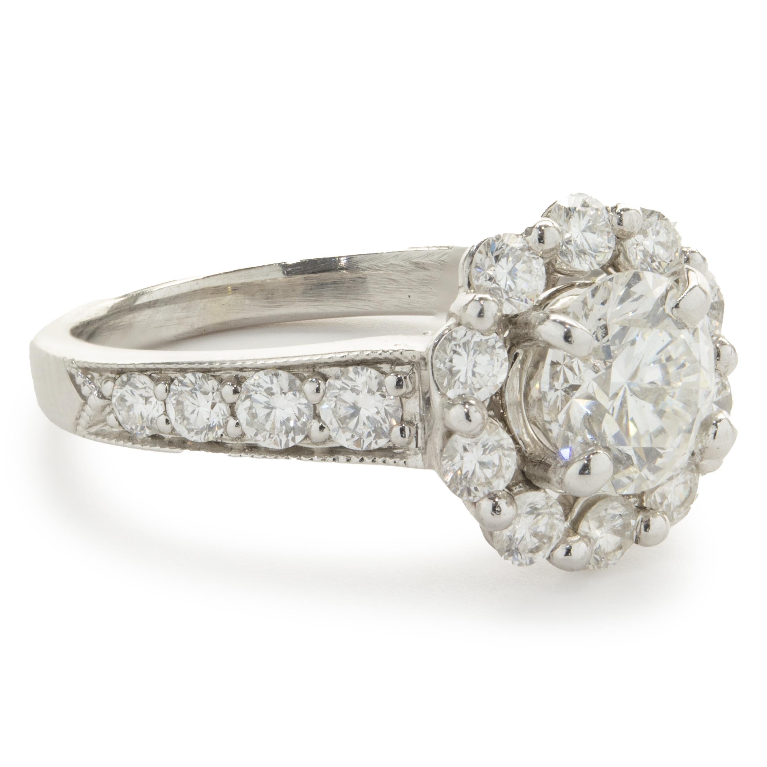 Designer: personalizzato
Materiale: oro bianco 14 carati
Diamante centrale: 1 taglio brillante rotondo = 1,02ct
Colore: J
Chiarezza: SI1
Diamante: 18 tagli rotondi a brillante = 0,53cttw
Colore: G 
Chiarezza: SI1
Misura dell'anello: 5.5 (si prega di