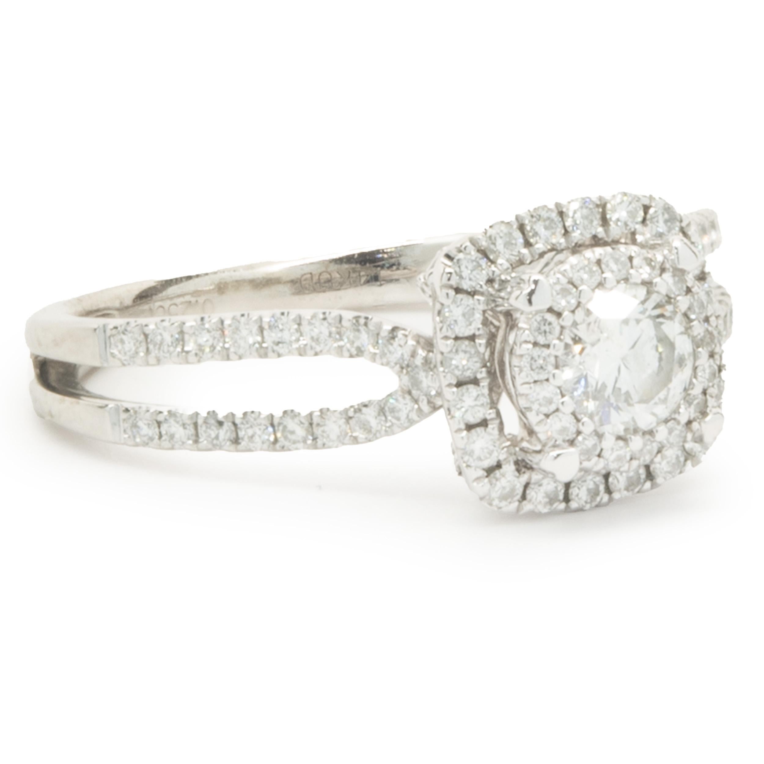 Concepteur : Custom
Matériau : Or blanc 14K
Diamant : 1 taille ronde brillante = 0,25ct
Couleur : I
Clarté : SI2
Diamant : 99 diamants ronds de taille brillant = 1,00cttw
Couleur : I
Clarté : SI2
Dimensions : la partie supérieure de l'anneau mesure