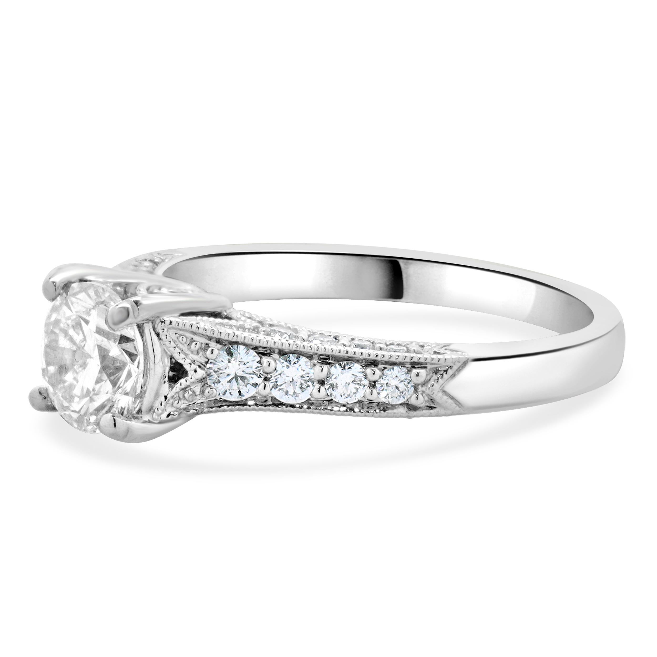 Concepteur : personnalisé
Matériau : Or blanc 14K
Diamant : 1 taille ronde brillante = 0,90ct
Couleur : I
Clarté : I2
Diamant : 26 diamants ronds de taille brillant = 0,60cttw
Couleur : H
Clarté : VS2-SI1
Dimensions : la partie supérieure de