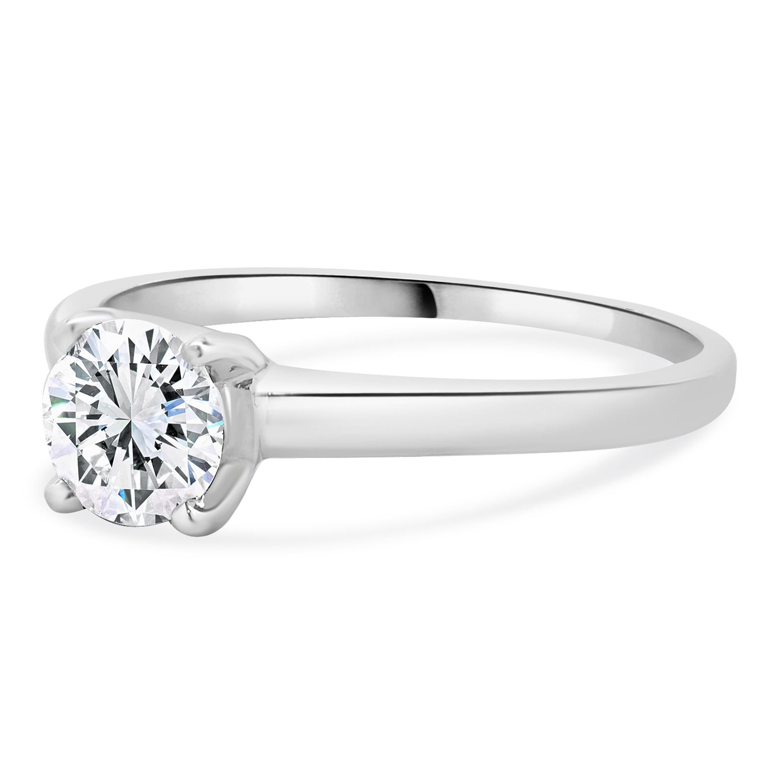 Concepteur : personnalisé
Matériau : Or blanc 14K
Diamant central : 1 diamant rond de taille brillant = 0,75ct
Couleur : G
Clarté : SI1
Taille : 8.5 tailles complémentaires disponibles 
Poids : 2.59 grammes
