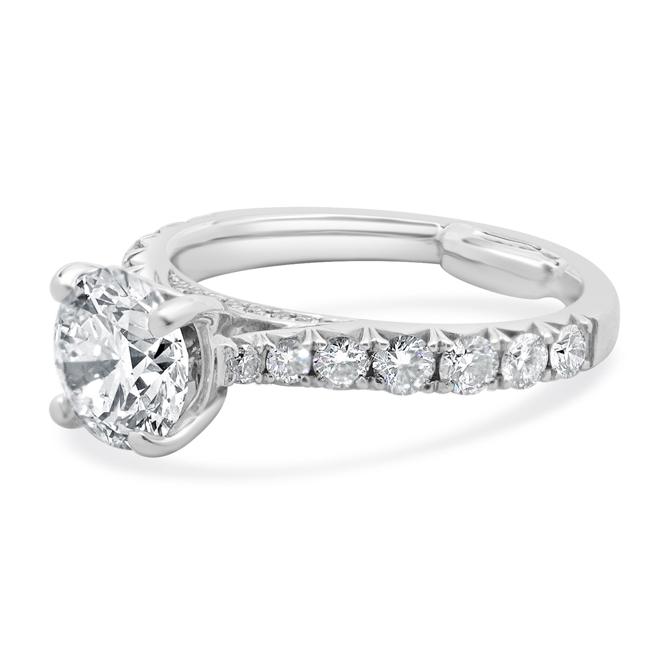 Concepteur : personnalisé
Matériau : Or blanc 14K
Diamant central : 1 diamant rond de taille brillant = 1,26ct
Couleur : F
Clarté : VS1
GIA : 2225108258
Diamant : 28 diamants ronds de taille brillant = 0,50cttw
Couleur : H
Clarté : SI1
Taille : 5