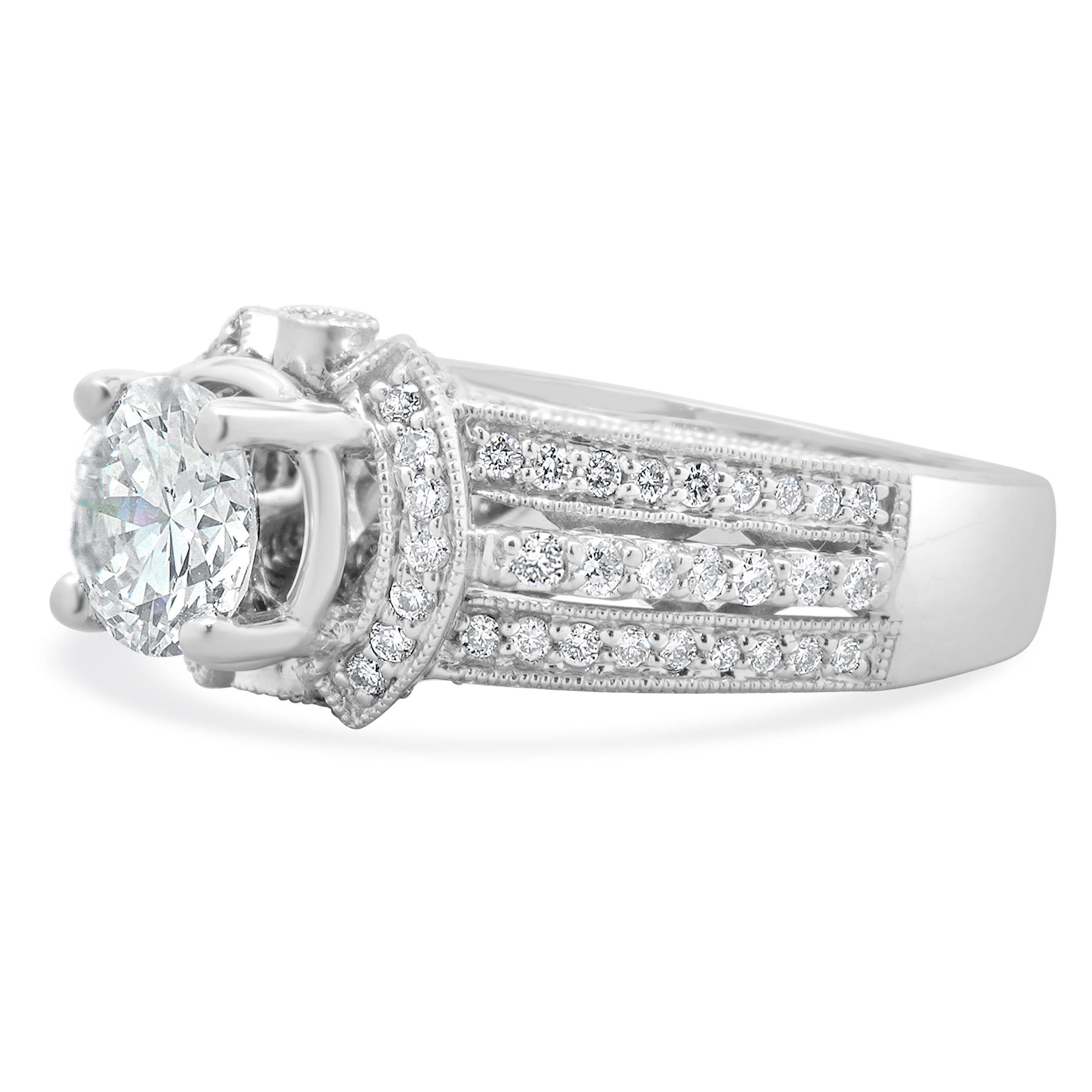 Concepteur : personnalisé
Matériau : Or blanc 14K
Diamant central : 1 diamant rond de taille brillant = 0,97ct
Couleur : H
Clarté : SI1
Diamant : 116 diamants ronds de taille brillant = 0,65cttw
Couleur : H/I
Clarté : SI1-2
Taille : 5.5 taille