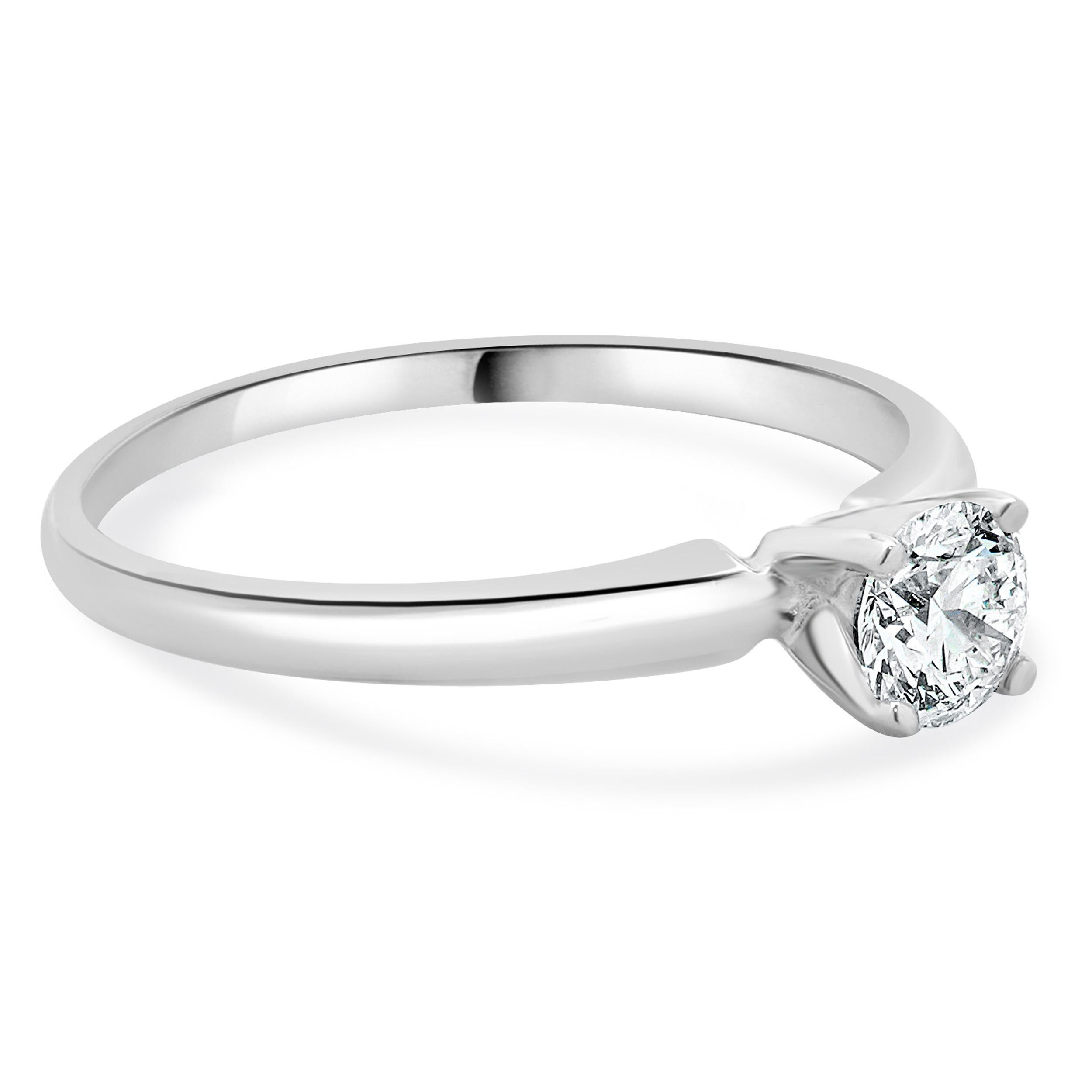 Designer: kundenspezifisch
MATERIAL: 14K Weißgold
Zentraler Diamant: 1 runder Brillantschliff = 0,49ct
Farbe : G
Reinheit : SI2
Größe: 9 Gratis-Größen verfügbar 
Gewicht: 2.09 Gramm