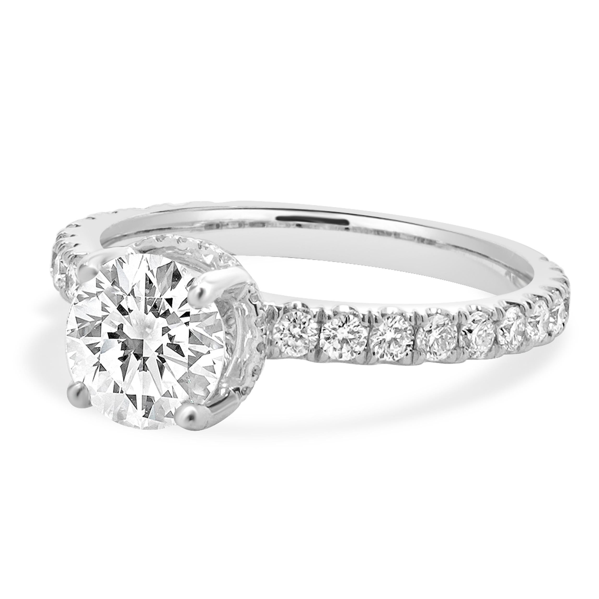 Designer: design personalizzato
Materiale: oro bianco 14 carati
Diamante centrale: 1 taglio brillante rotondo = 1,12ct
Colore : F
Chiarezza : VVS1
GIA: 5231402528
Diamante: 50 tagli tondi a brillante = 0,94cttw
Colore : G
Chiarezza : VS2
Taglia: