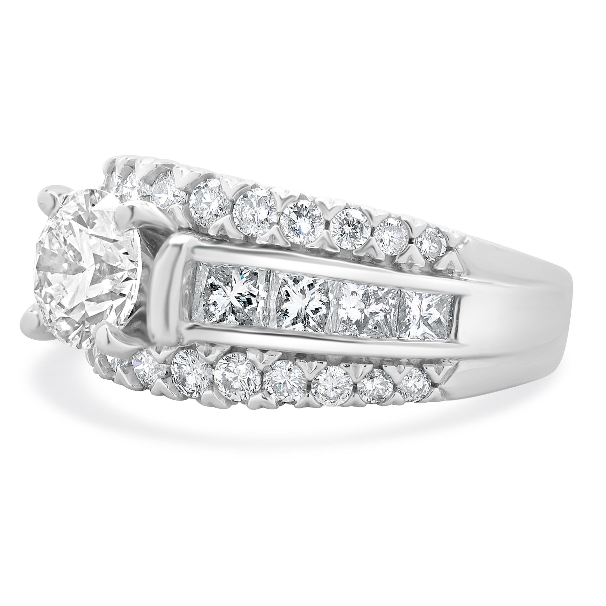 Matériau : Or blanc 14K
Diamant central : 1 diamant rond de taille brillant = 1,61ct
Couleur : E
Clarté : VS1
GIA : 1136867732
Diamant : 34 diamants ronds de taille princesse et de taille brillant = 1,95cttw
Couleur : G/H
Clarté : SI1-2
Taille de