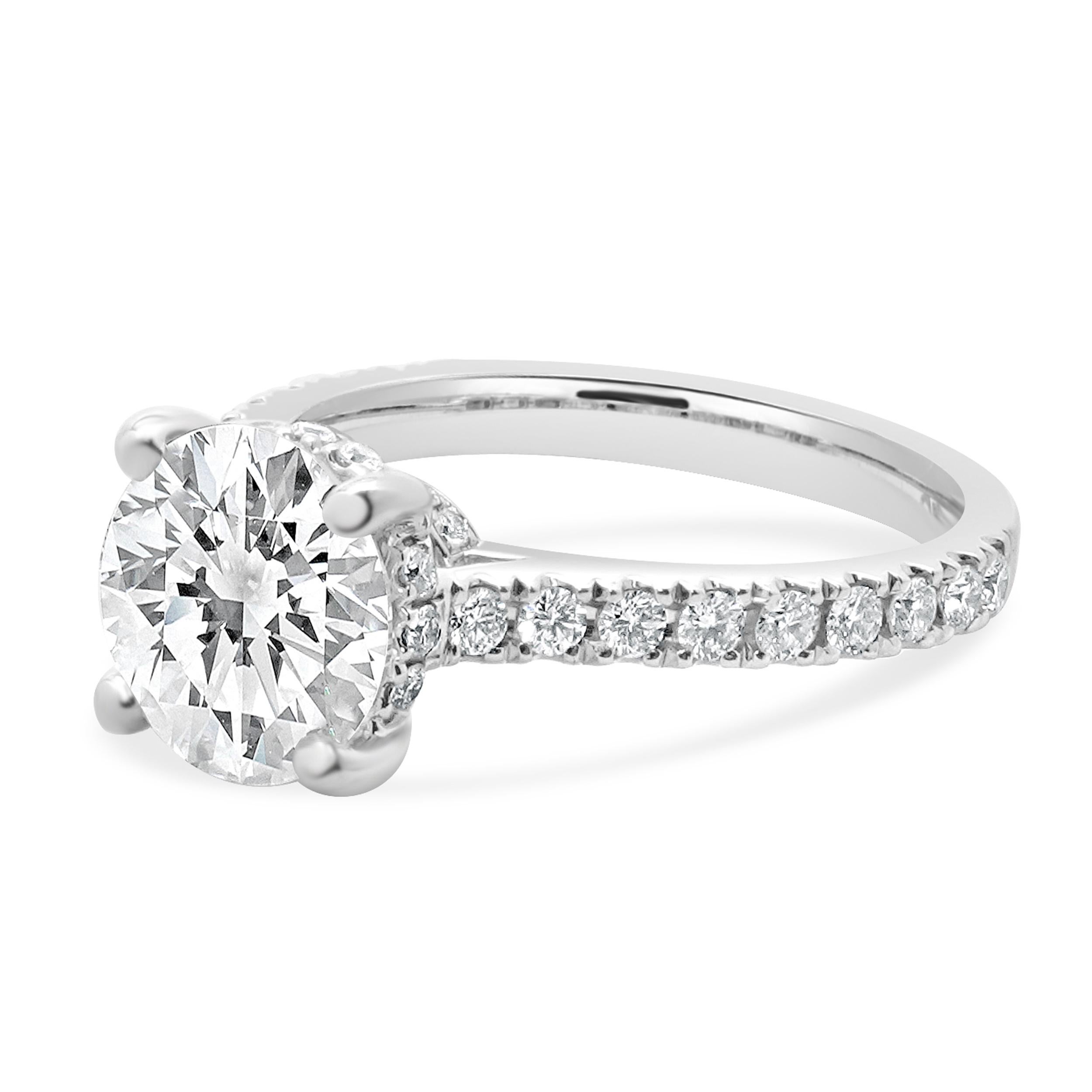 Designer: kundenspezifisch
MATERIAL: 14K Weißgold
Diamant: 1 runder Brillantschliff = 2,70ct
Farbe: G
Klarheit: VVS1
GIA 5171997048
Diamant: 36 runde Diamanten im Brillantschliff = 0,52cttw
Farbe: G
Klarheit: VS1
Ringgröße: 6.5 (bitte erlauben Sie