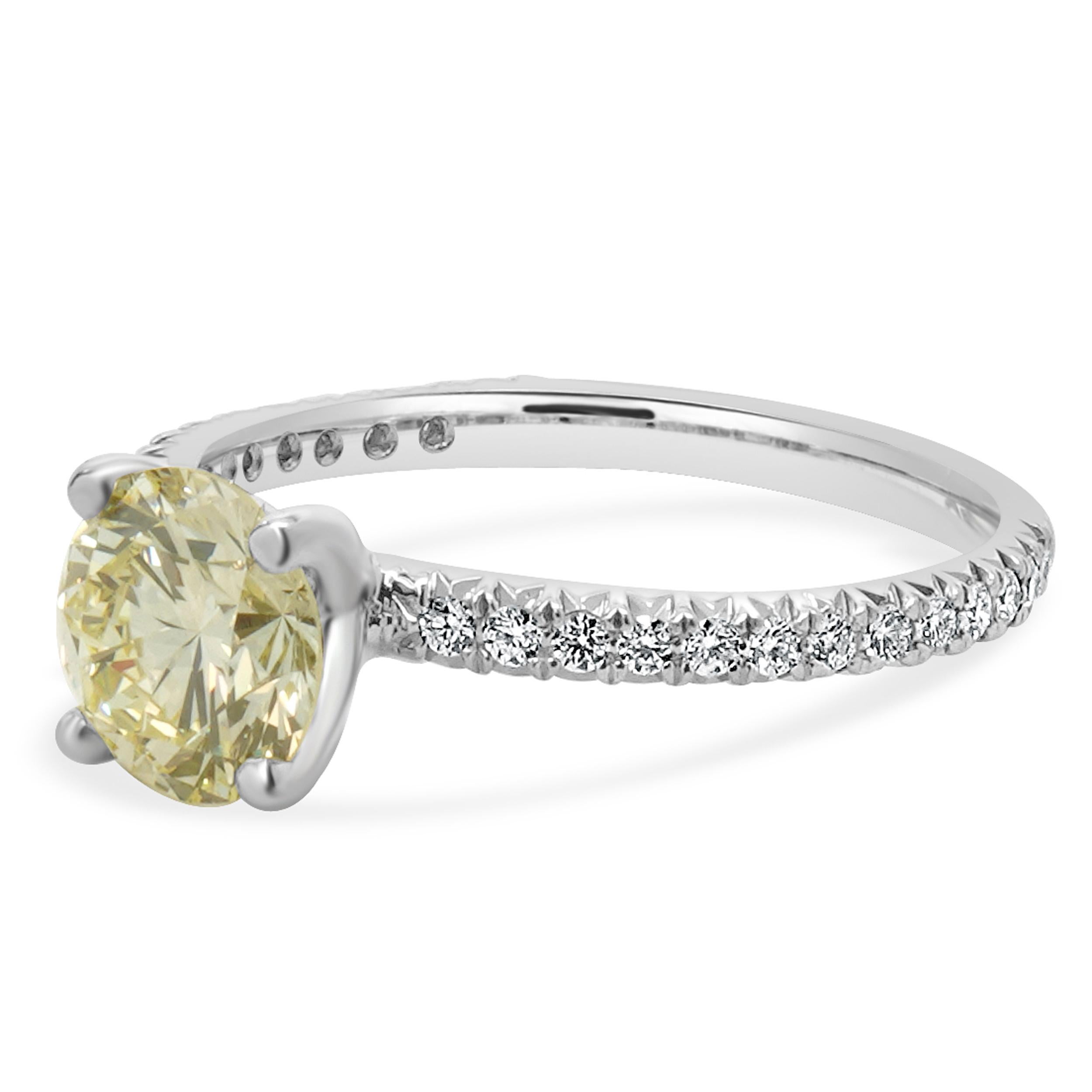 MATERIAL: 14K Weißgold
Zentraler Diamant: 1 runder Brillantschliff = 1,23ct
Farbe: Q bis R
Klarheit: VS1
GIA: 5234372971
Diamant: runder Brillantschliff = 0,25cttw
Farbe: G
Klarheit: SI1
Ringgröße: 6 (bitte erlauben Sie bis zu 2 zusätzliche