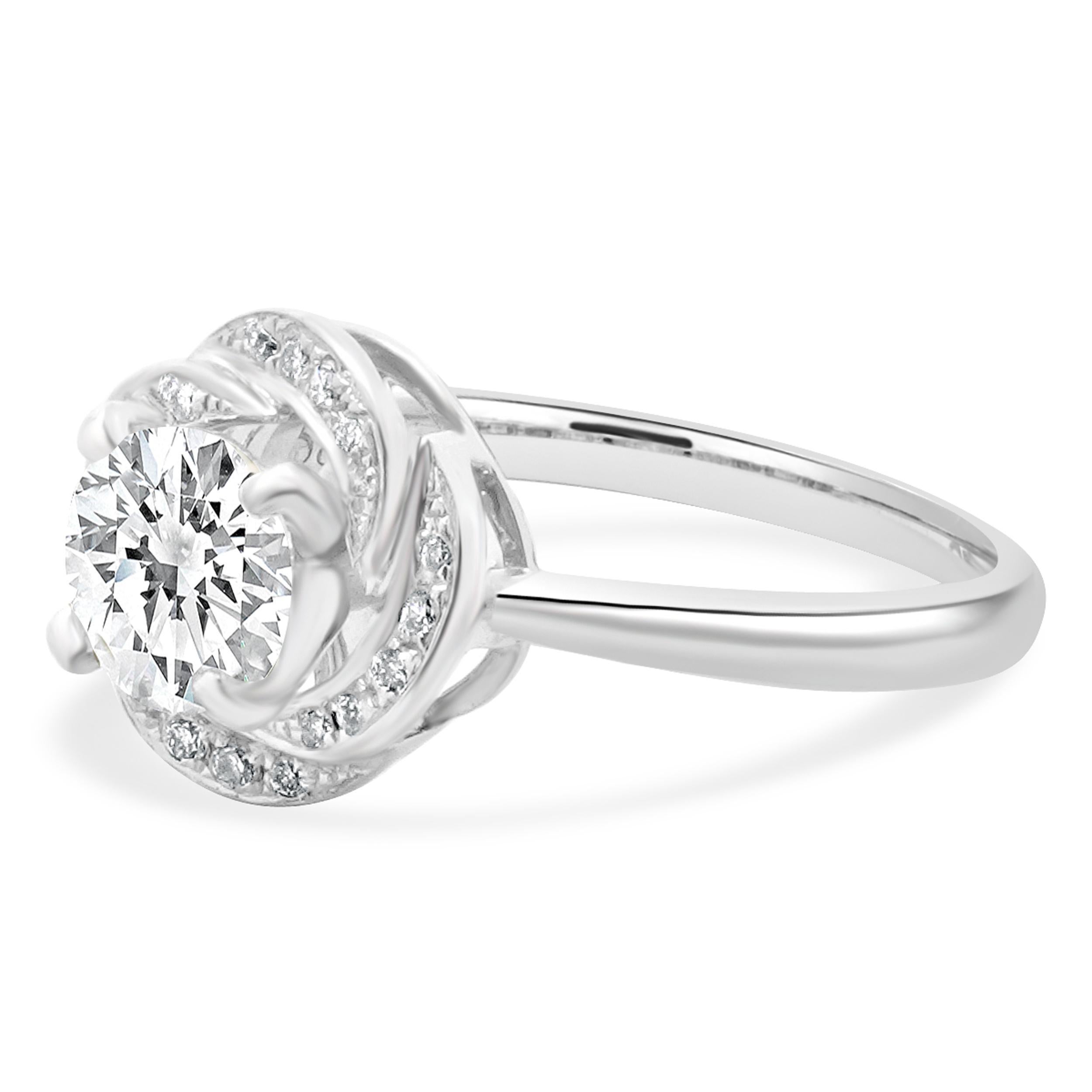 Designer: personalizzato
Materiale: oro bianco 14 carati
Diamante: 1 taglio brillante rotondo = 0,90ct
Colore: I
Chiarezza: SI2 
GIA: 5166073508
Diamante: 20 tagli rotondi a brillante = 0,10cttw
Colore: H
Chiarezza: SI2
Misura dell'anello: 6.25 (si