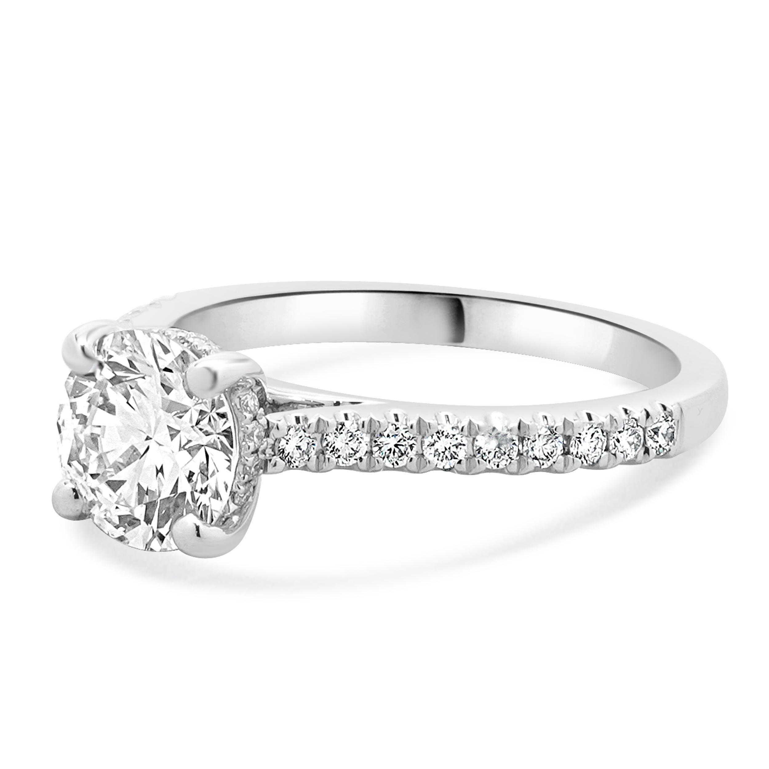 Matériau : Or blanc 14K
Diamant central : 1 diamant rond de taille brillant = 1,35ct
Couleur : J
Clarté : VVS2
GIA : 5232567042
Diamant : 34 diamants ronds de taille brillant = 0.35ttw
Couleur : G
Clarté : SI1
Taille de l'anneau : 6.5 (veuillez