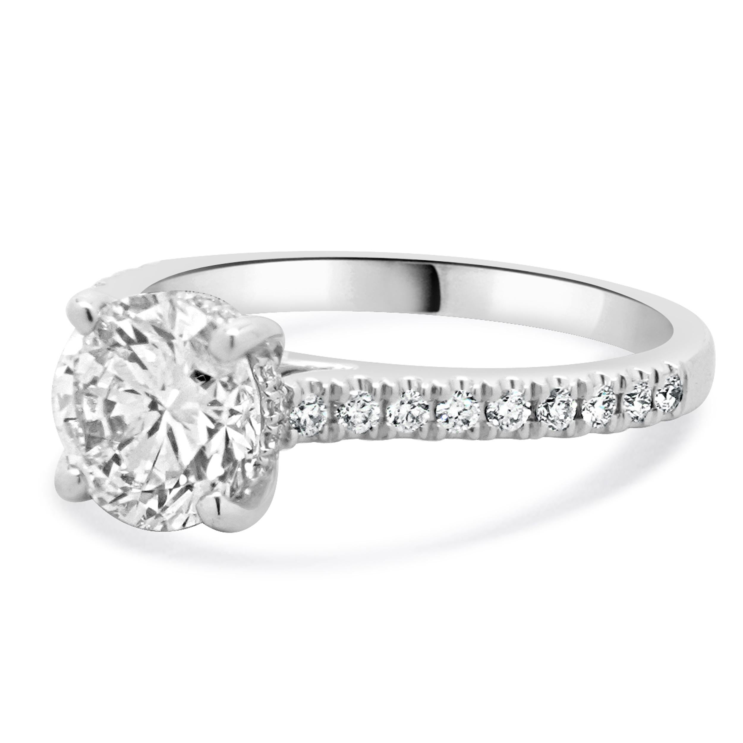 Matériau : Or blanc 14K
Diamant central : 1 diamant rond de taille brillant = 1,52ct
Couleur : H
Clarté : SI2
GIA : 2235567044
Diamant : 38 diamants ronds de taille brillant = 0.37ttw
Couleur : G
Clarté : SI1
Taille de l'anneau : 6.5 (veuillez