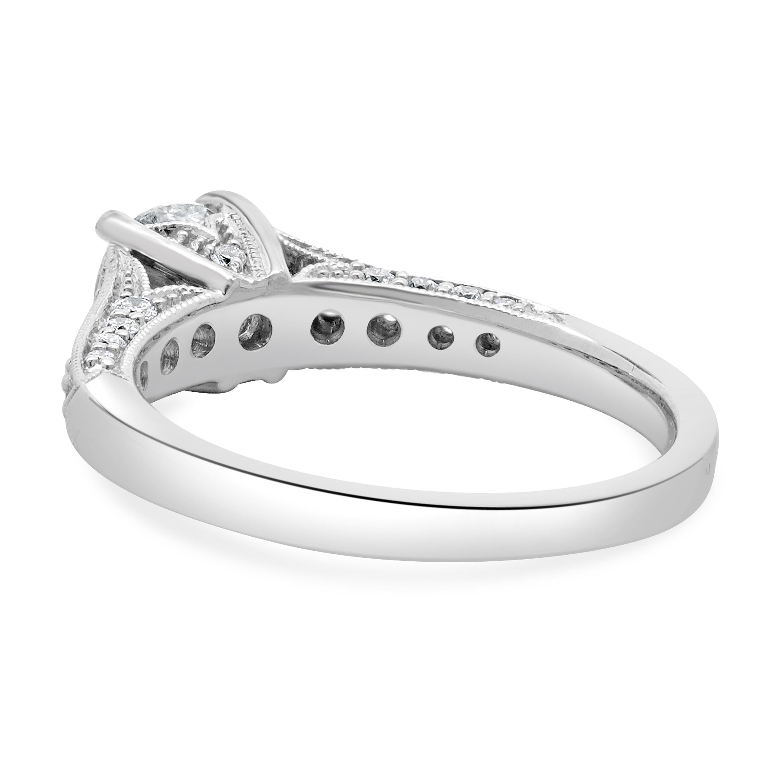 Taille ronde Bague de fiançailles en or blanc 14 carats avec diamants taille brillant rond en vente