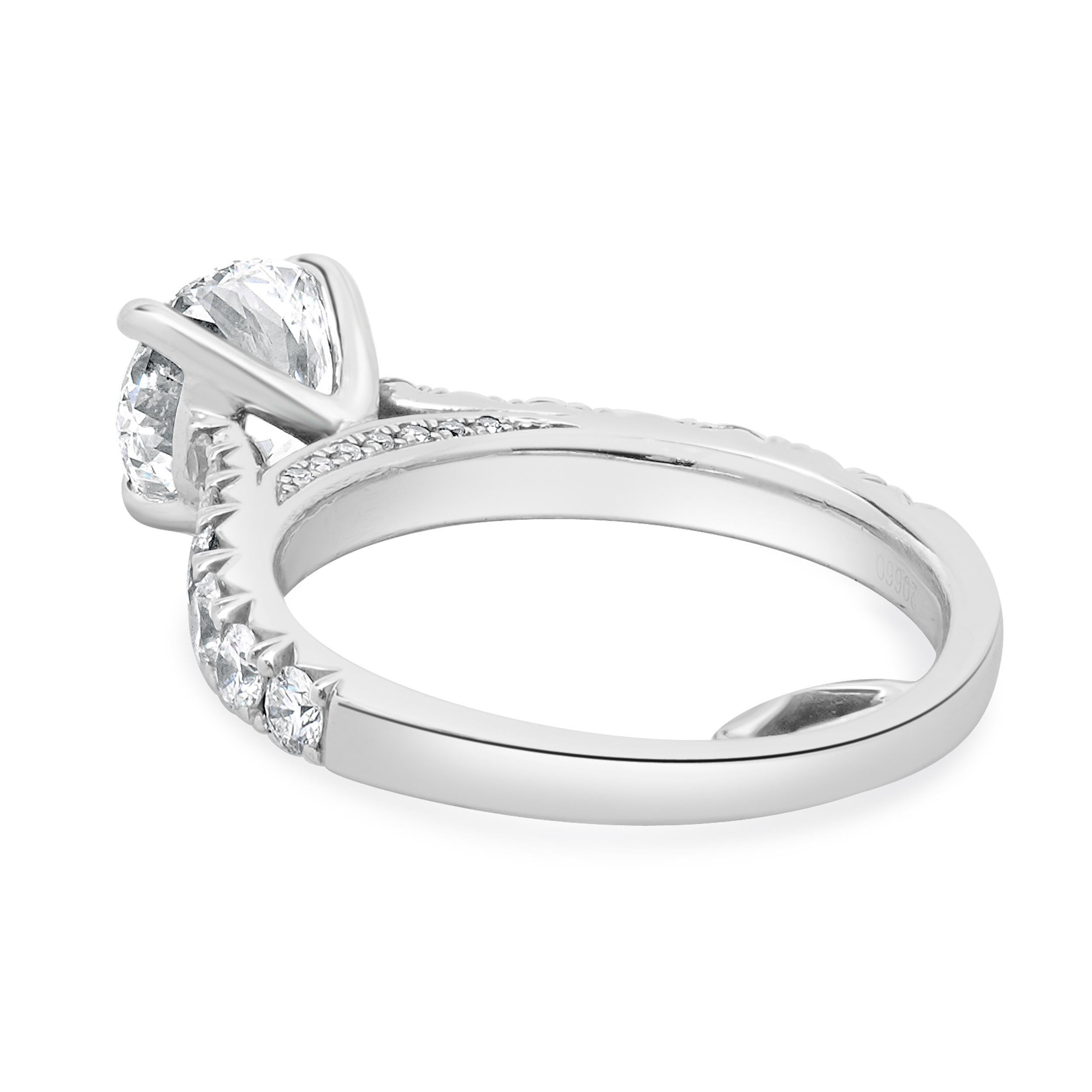 Taille brillant Bague de fiançailles en or blanc 14 carats avec diamants taille brillant rond en vente