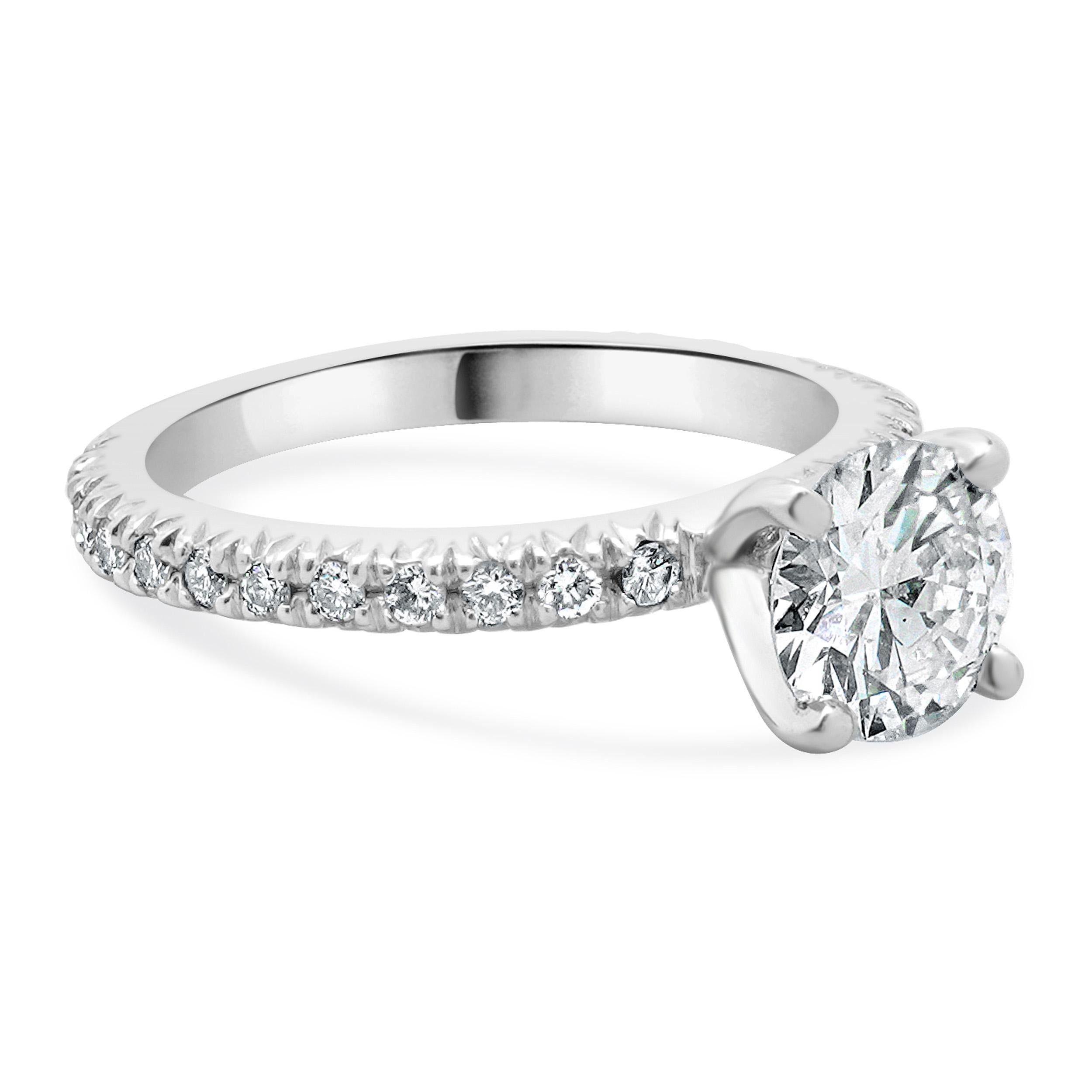 Verlobungsring aus 14 Karat Weißgold mit rundem Diamanten im Brillantschliff (Rundschliff) im Angebot