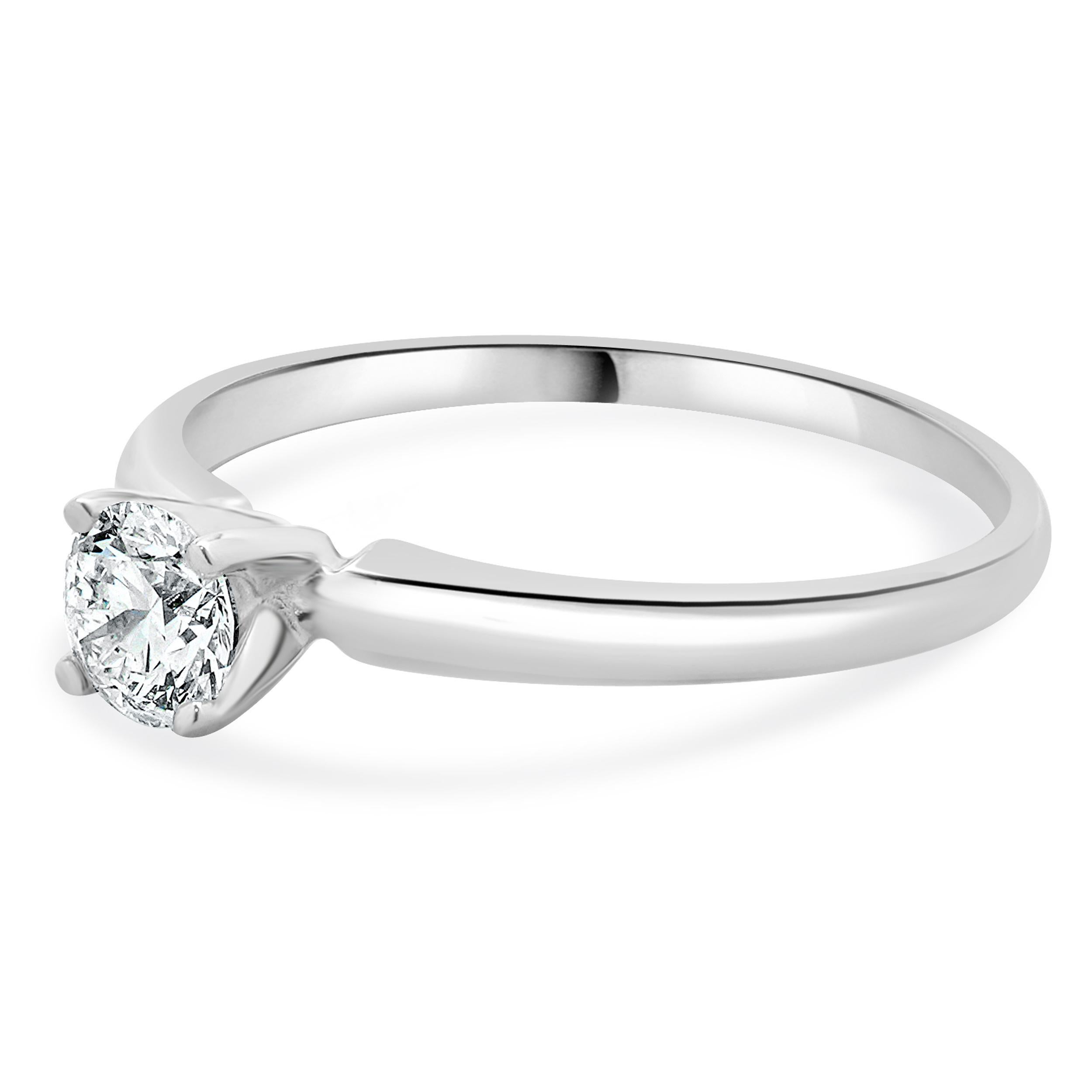 Verlobungsring aus 14 Karat Weißgold mit rundem Diamanten im Brillantschliff (Rundschliff) im Angebot