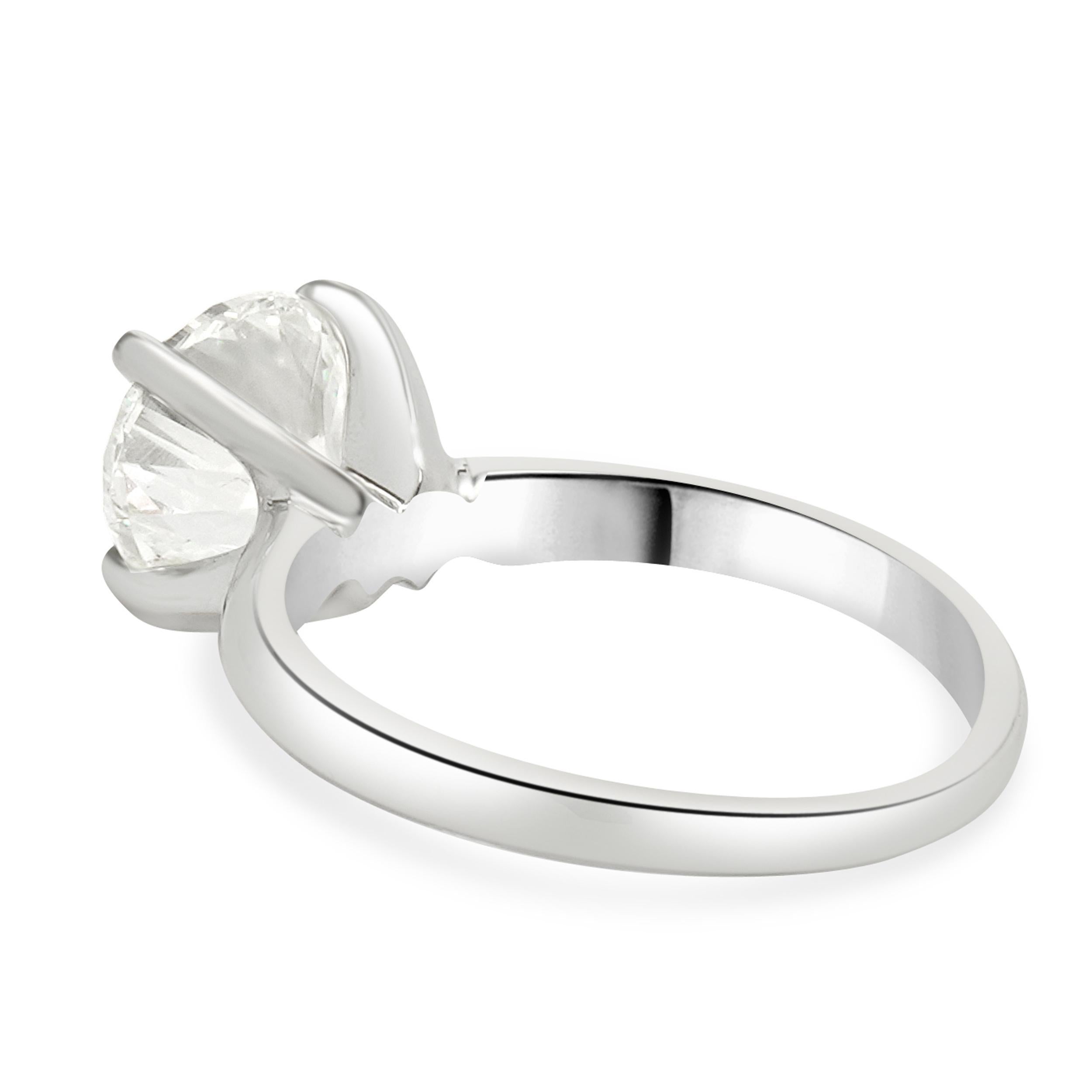 Round Cut 14 Karat White Gold Round Brilliant Cut Diamond Engagement Ring
