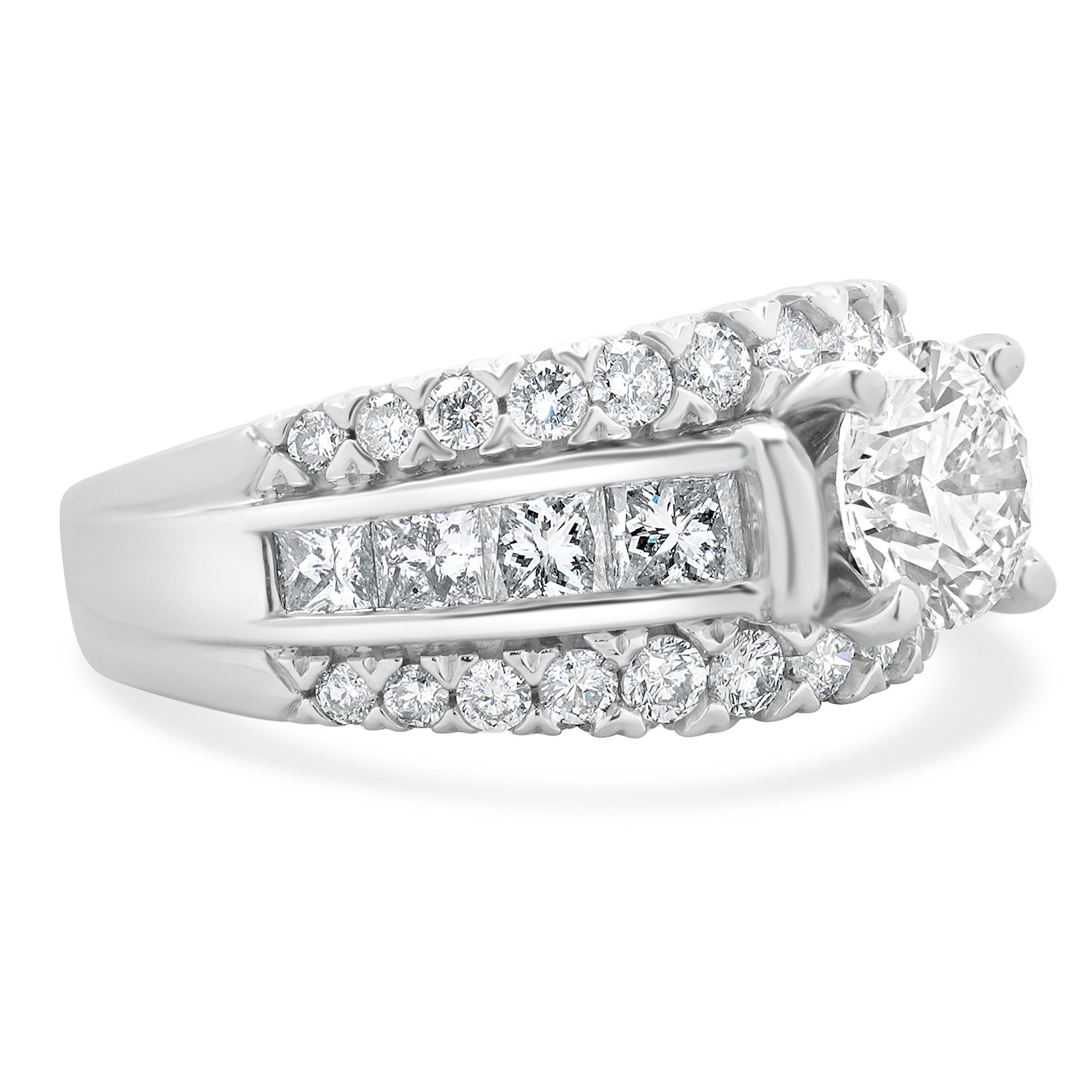 Taille brillant Bague de fiançailles en or blanc 14 carats avec diamants taille brillant rond en vente
