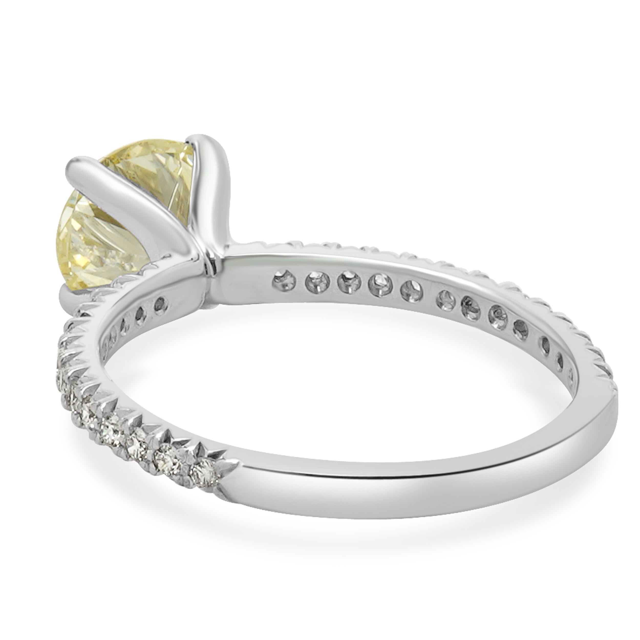 Verlobungsring aus 14 Karat Weißgold mit rundem Diamanten im Brillantschliff (Rundschliff) im Angebot