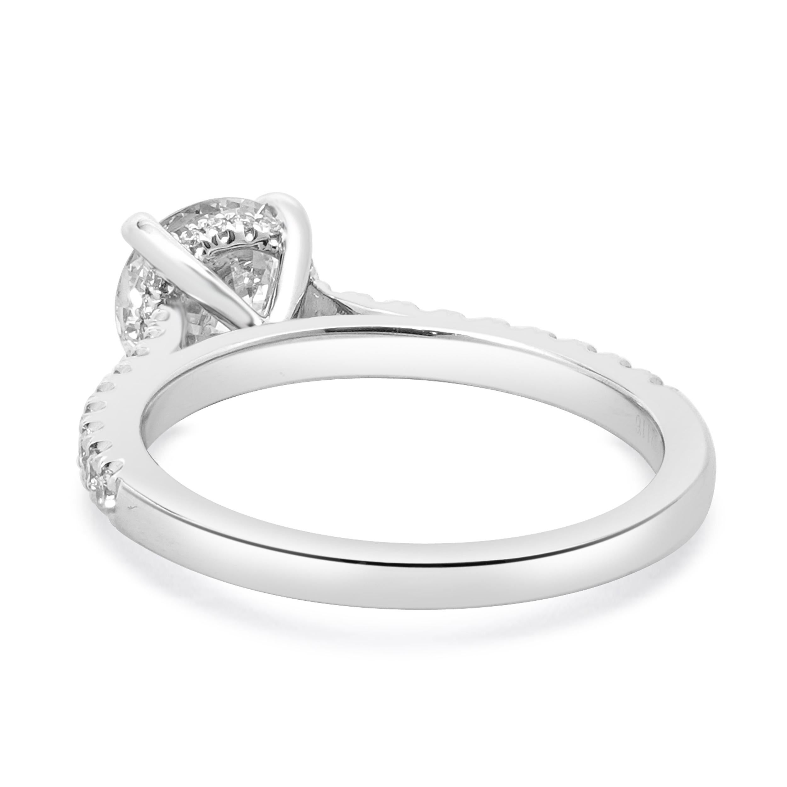 Taille ronde Bague de fiançailles en or blanc 14 carats avec diamants taille brillant rond en vente