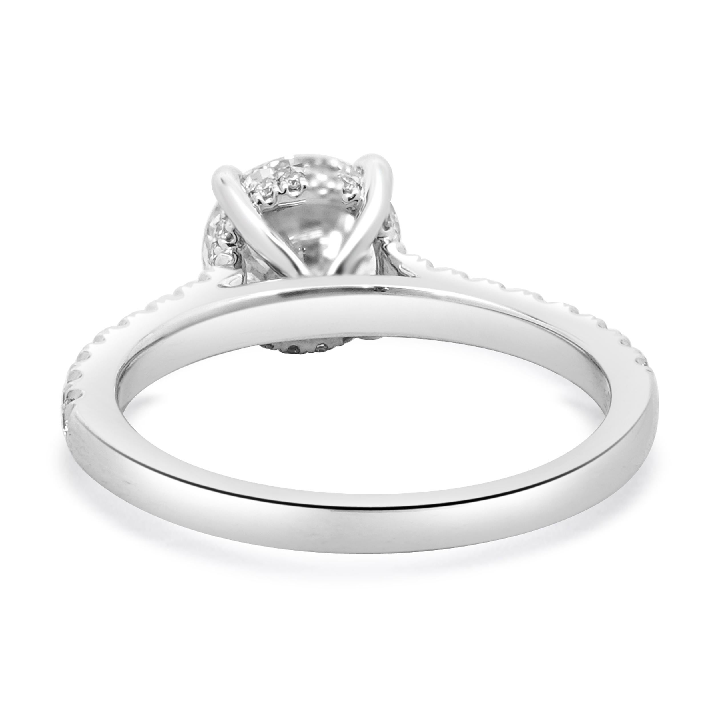 Taille ronde Bague de fiançailles en or blanc 14 carats avec diamants taille brillant rond en vente