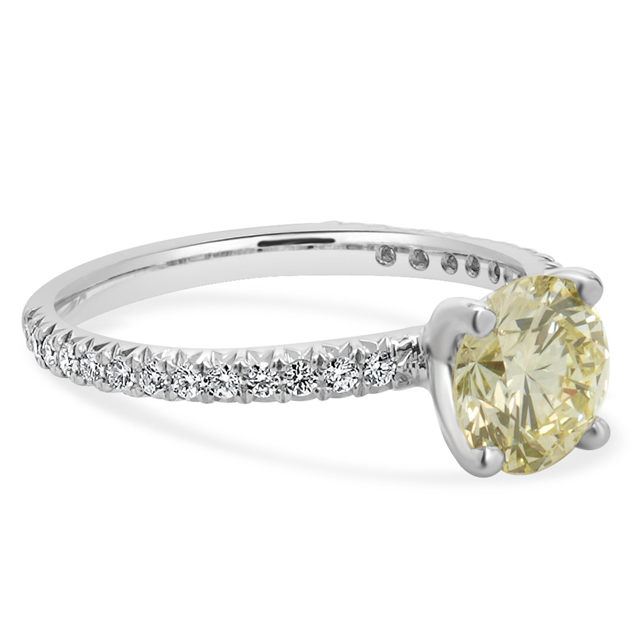 Verlobungsring aus 14 Karat Weißgold mit rundem Diamanten im Brillantschliff im Zustand „Hervorragend“ im Angebot in Scottsdale, AZ