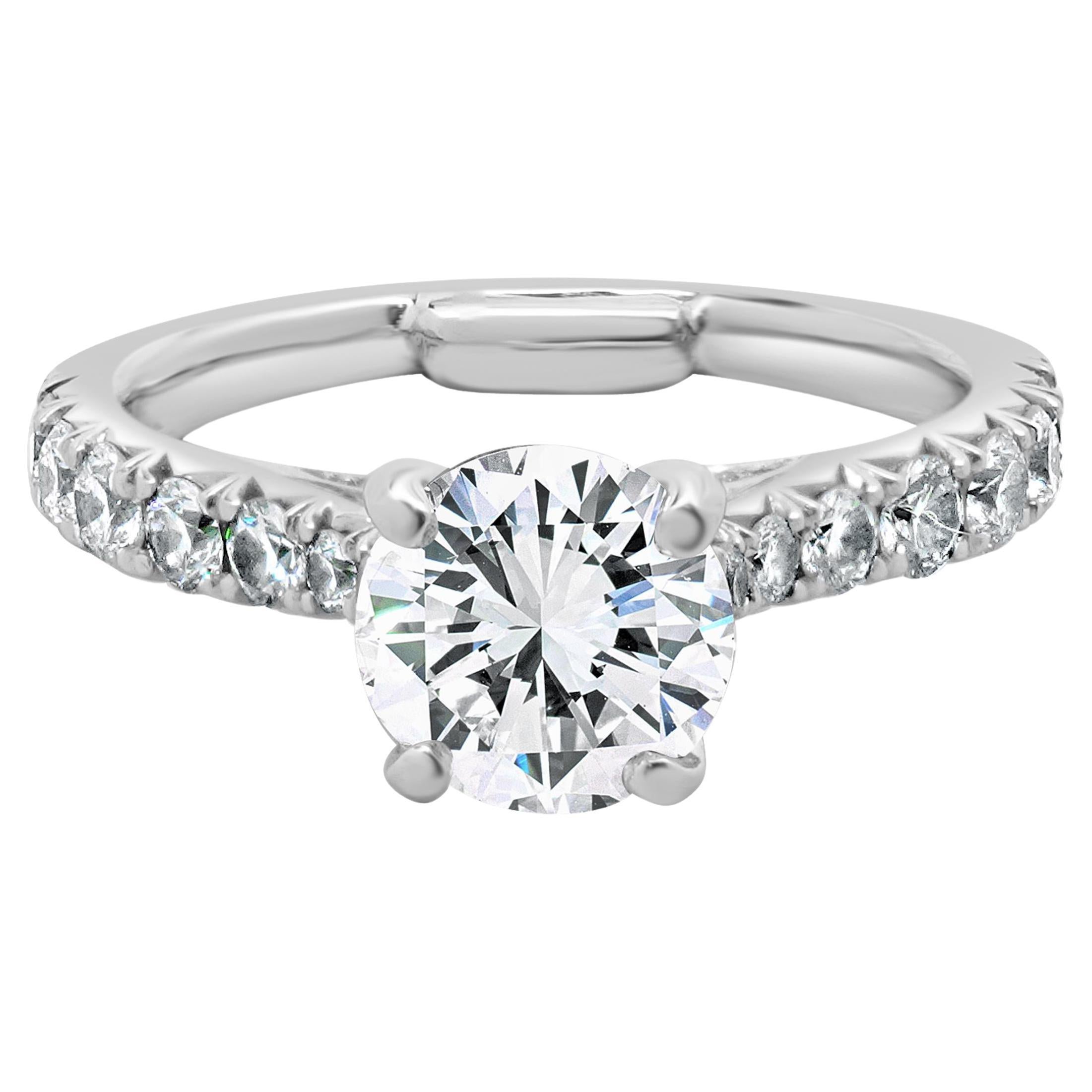 Anillo de compromiso de oro blanco de 14 quilates con diamante redondo talla brillante