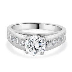 Verlobungsring aus 14 Karat Weißgold mit rundem Diamanten im Brillantschliff