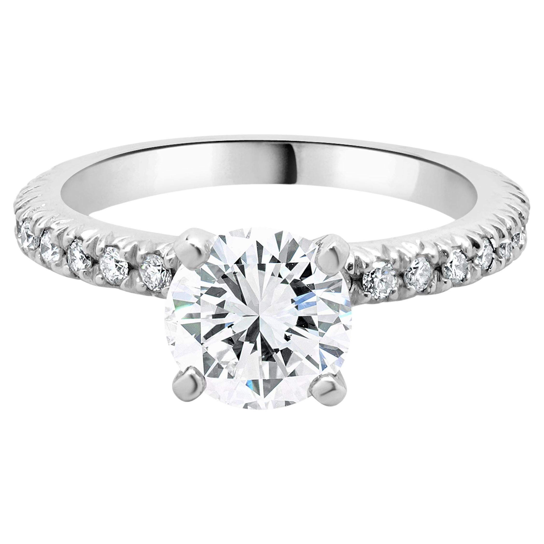 Verlobungsring aus 14 Karat Weißgold mit rundem Diamanten im Brillantschliff im Angebot