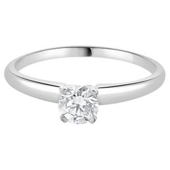 Verlobungsring aus 14 Karat Weißgold mit rundem Diamanten im Brillantschliff