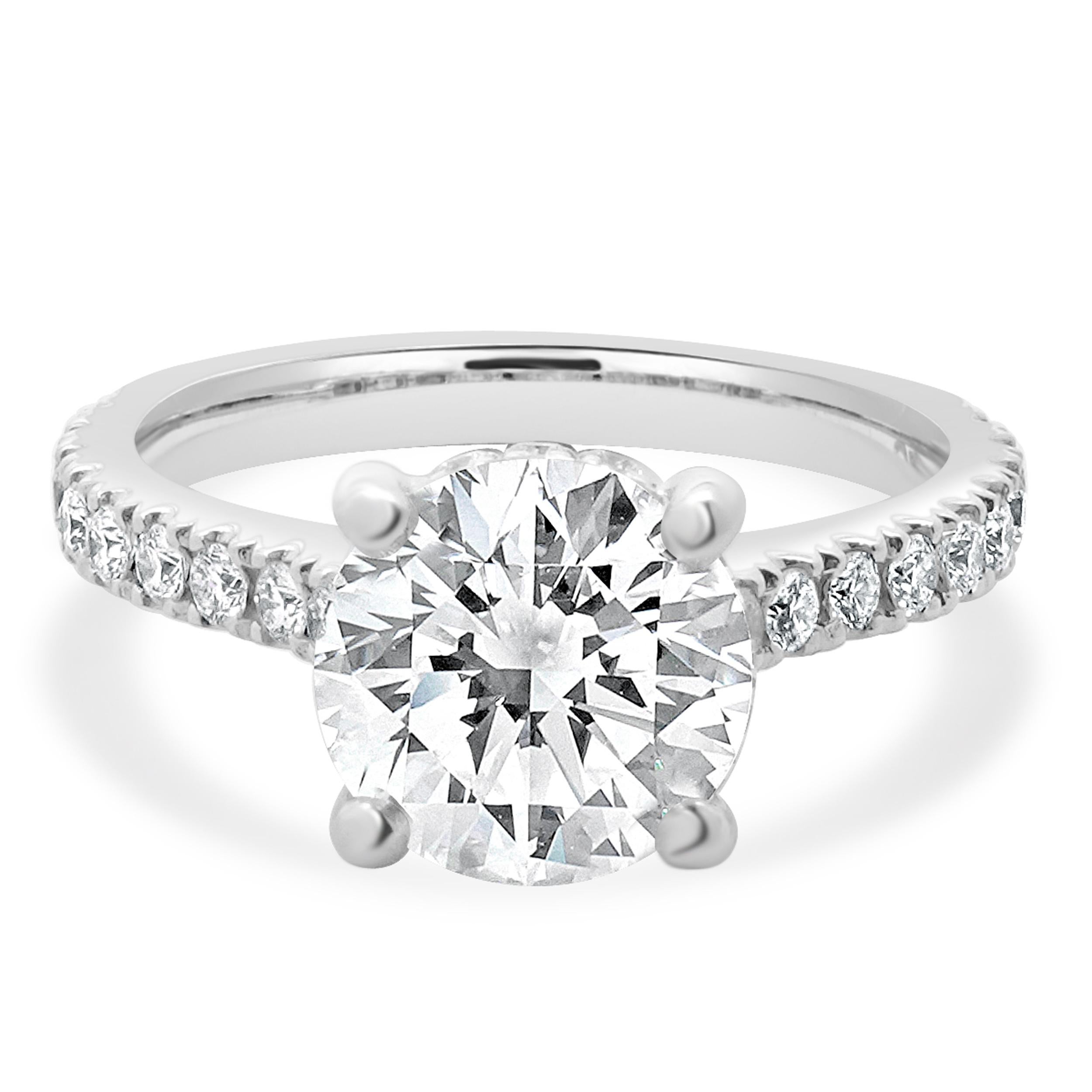 Verlobungsring aus 14 Karat Weißgold mit rundem Diamanten im Brillantschliff im Angebot