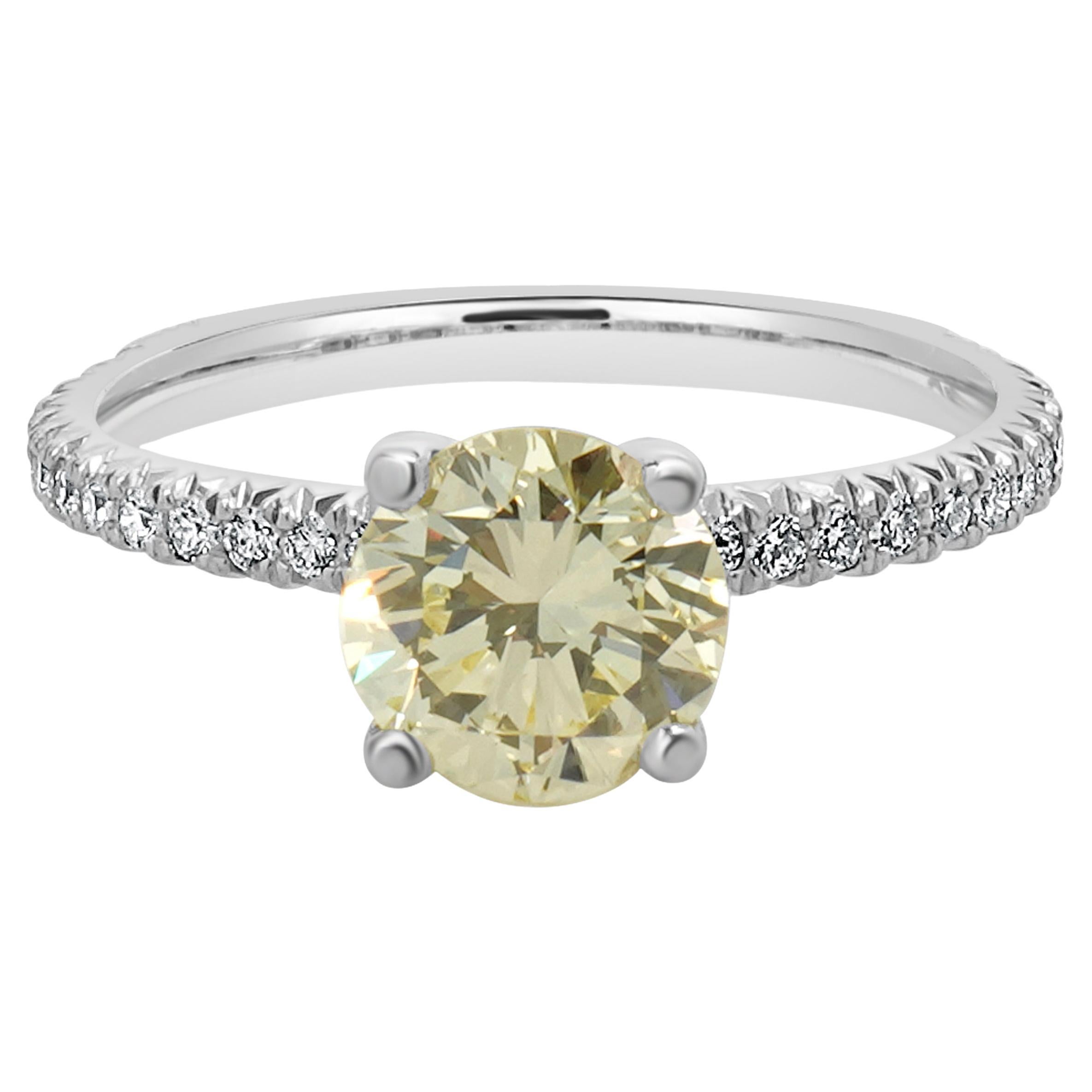 Verlobungsring aus 14 Karat Weißgold mit rundem Diamanten im Brillantschliff im Angebot
