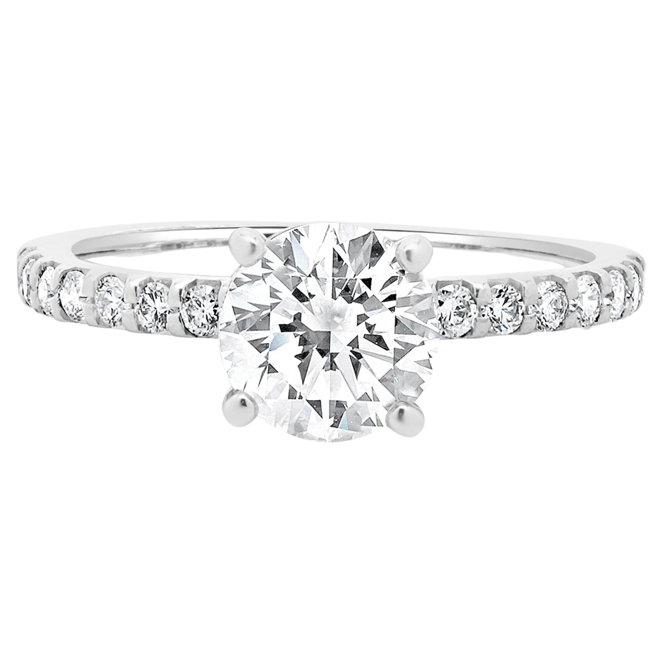 Anillo de compromiso de oro blanco de 14 quilates con diamante redondo talla brillante