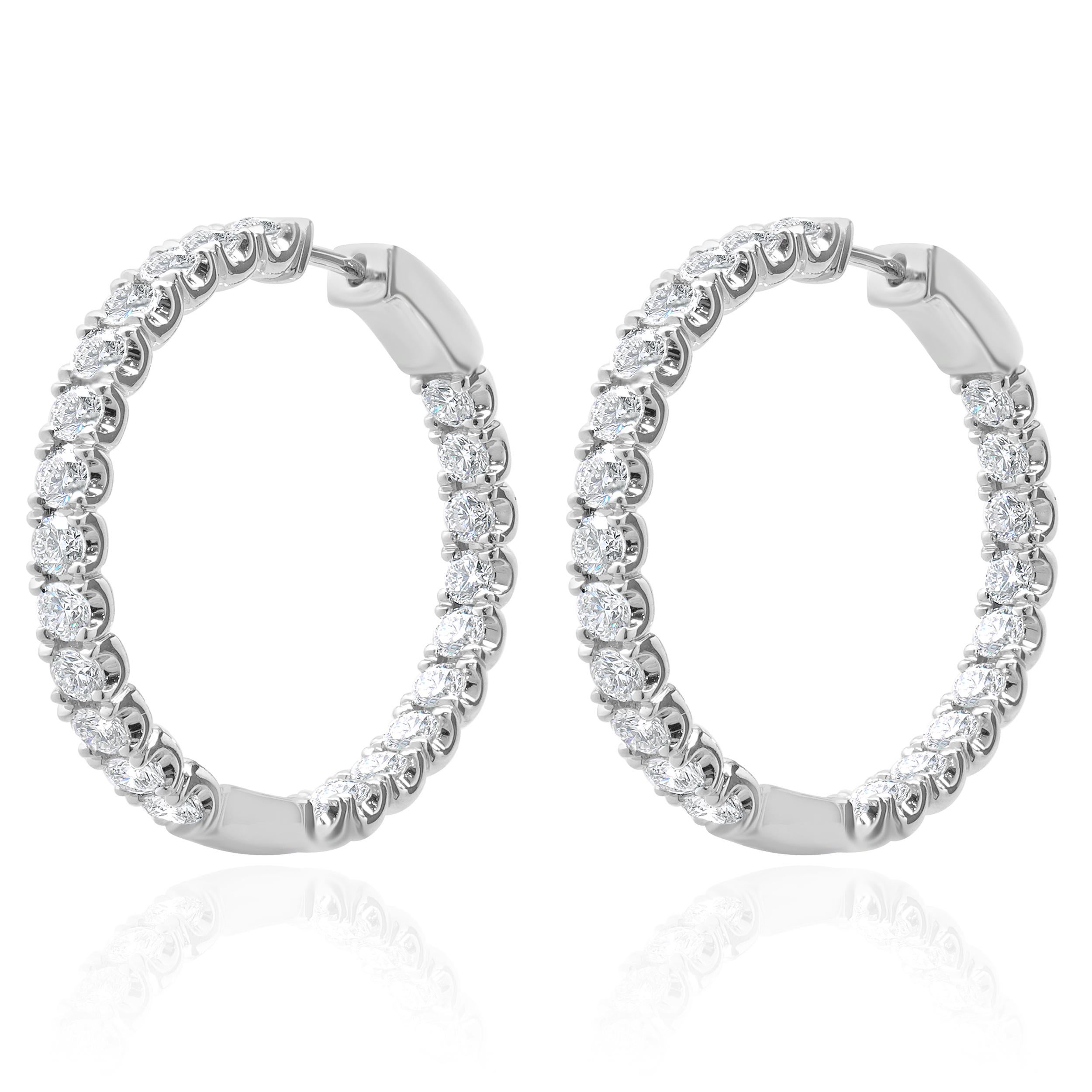Designer : design personnalisé
Matériau : Or blanc 14K
Diamants : 46 diamants ronds de taille brillant = 4,26cttw
Couleur : G
Clarté : SI1
Dimensions : les boucles d'oreilles mesurent 32.3 mm 
Poids : 12,44 grammes

