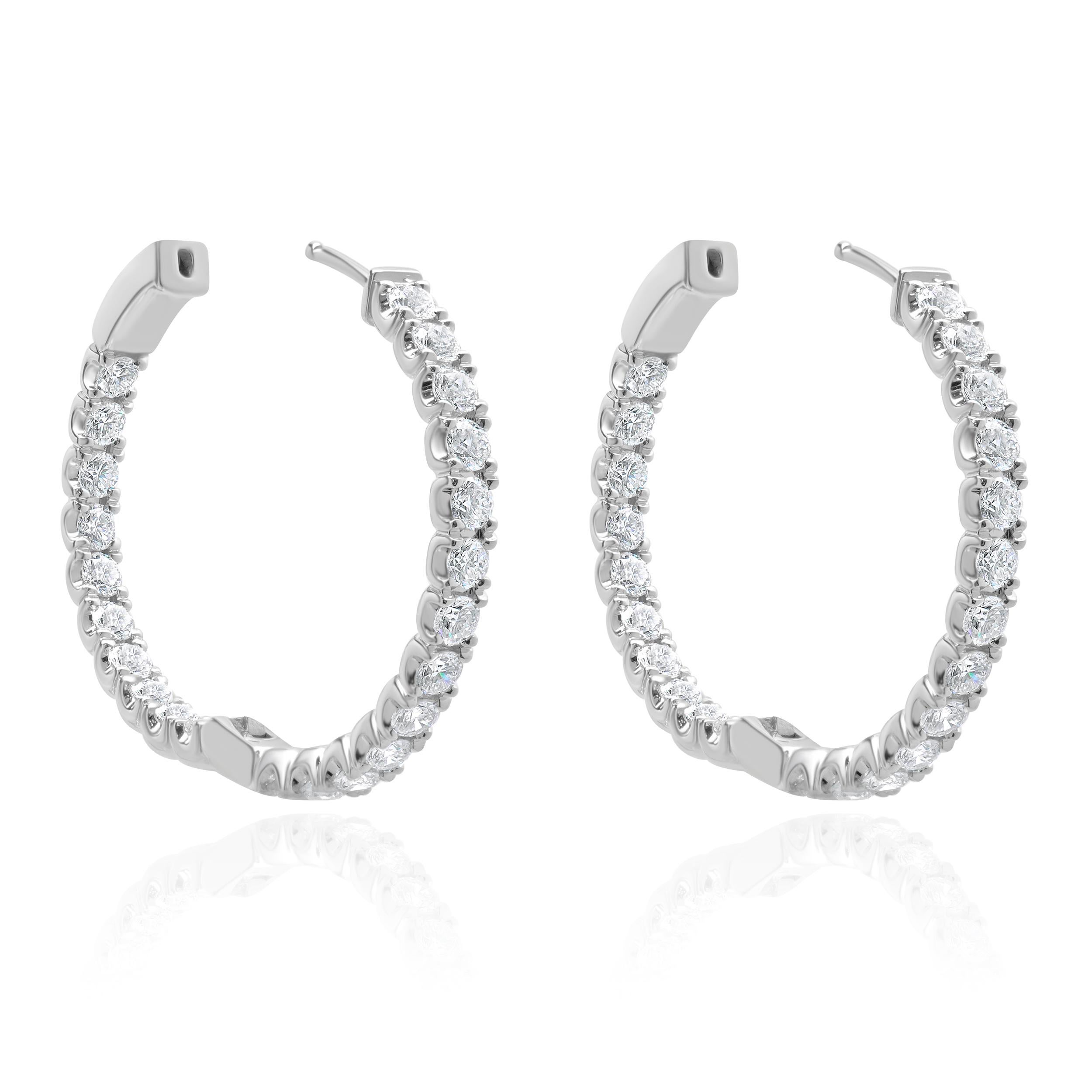 Boucles d'oreilles en or blanc 14 carats avec diamants ronds taillés en brillant Excellent état - En vente à Scottsdale, AZ