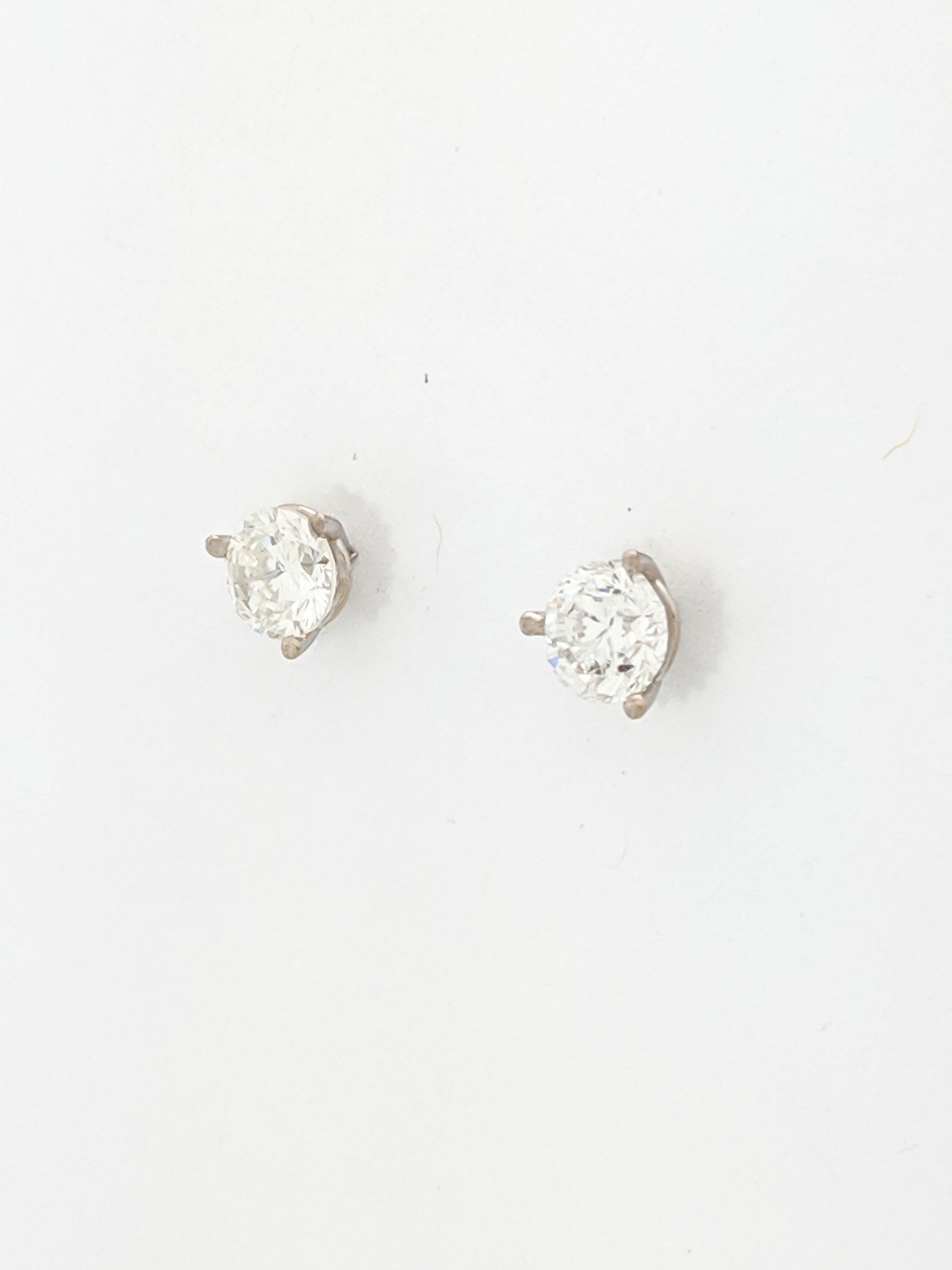 Contemporary 14 Karat White Gold Round Brilliant Cut Diamond Stud Earrings 1.29 Carat SI1/H For Sale