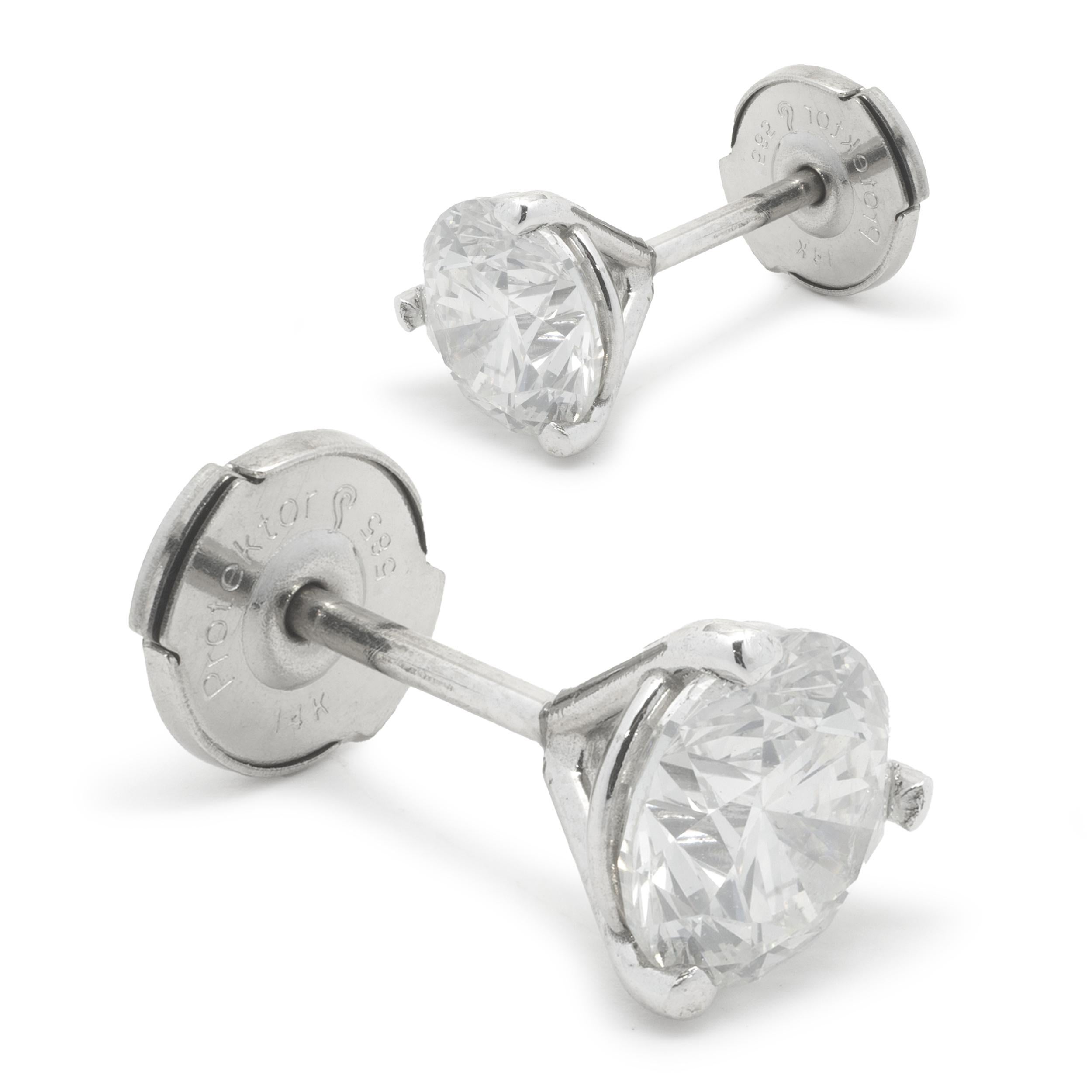 Material: 14k Weißgold
Diamant: 1 runder Brillantschliff = .78ct
Farbe: F
Klarheit: VS1
Diamant: 1 runder Brillantschliff = .92ct
Farbe: G
Klarheit: SI2
Abmessungen: Die Ohrringe haben einen Durchmesser von ca. 6,40 mm
Verschlüsse: