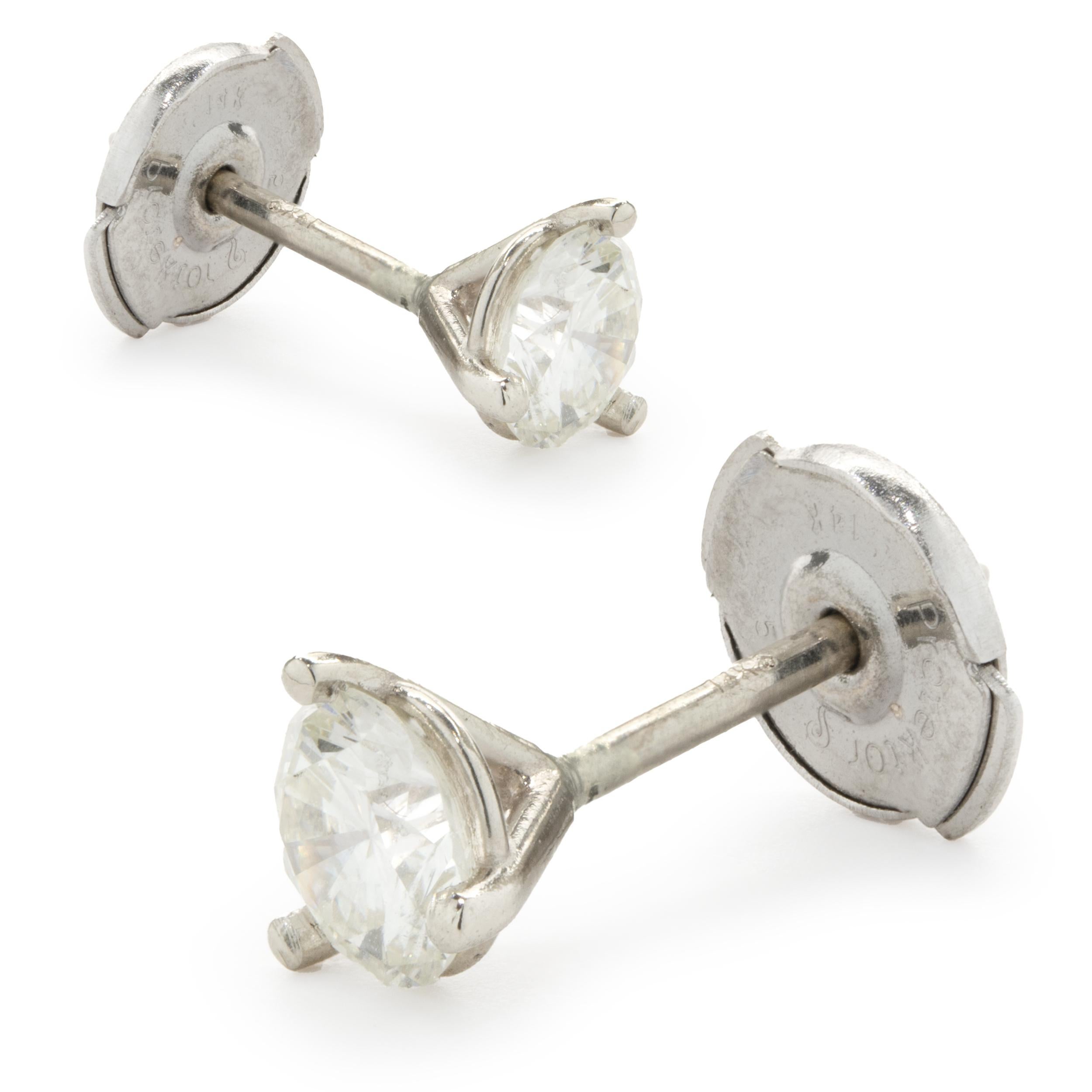 Material: 14k Gelbgold
Diamant: 2 runde Diamanten im Brillantschliff = 0,74cttw
Farbe: J / K
Klarheit: VS2
Abmessungen: Die Ohrringe haben einen Durchmesser von ca. 5,04 mm
Verschlüsse: Pfosten mit Pousette-Rücken
Gewicht: 1,01 Gramm