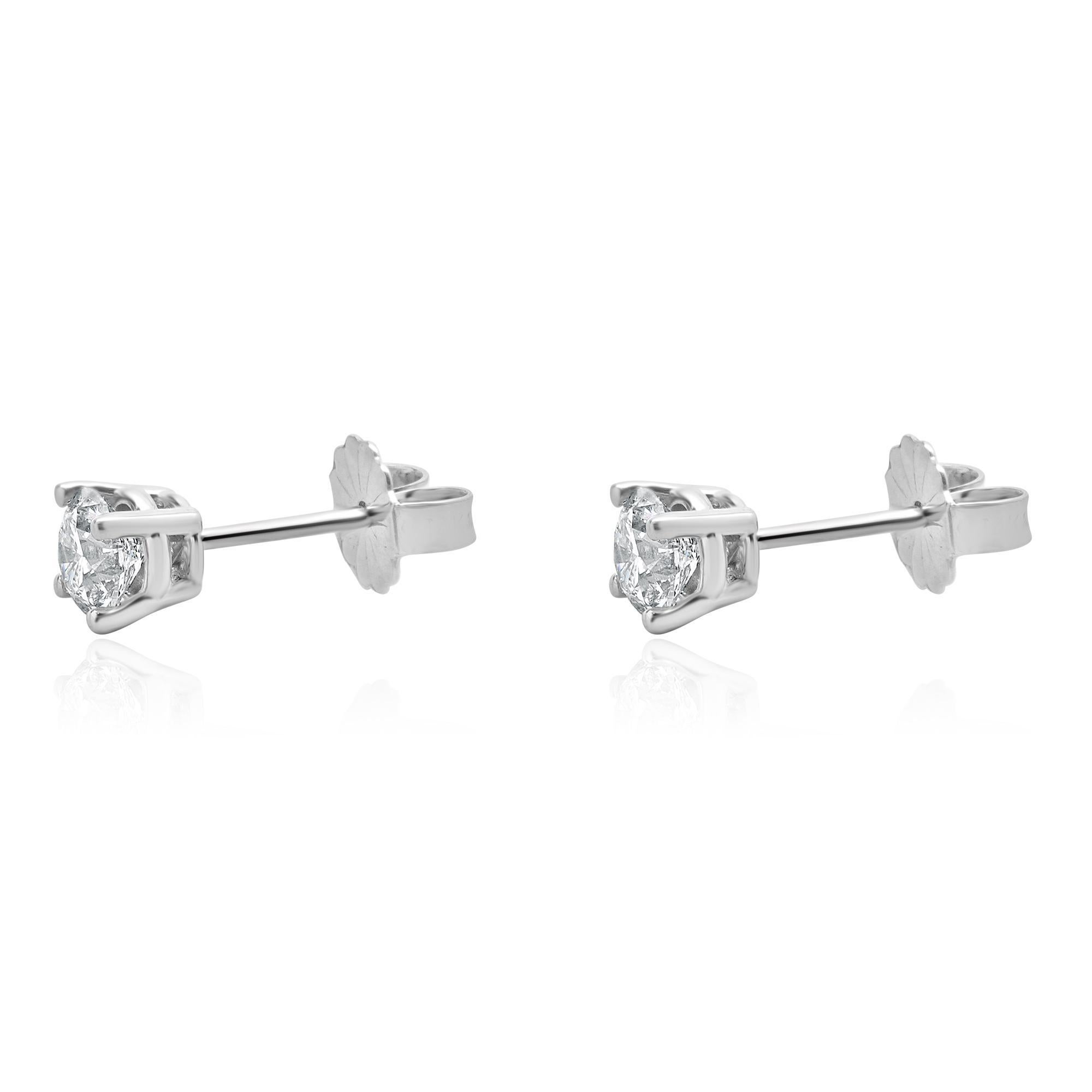 Matériau : Or blanc 14K
Diamants : 2 diamants ronds de taille brillant = 0,70cttw
Couleur : G / H
Clarté : SI2-I1
Dimensions : les boucles d'oreilles mesurent environ 4.8 mm de diamètre.
Fermetures : dos à friction
Poids : 0,93 grammes