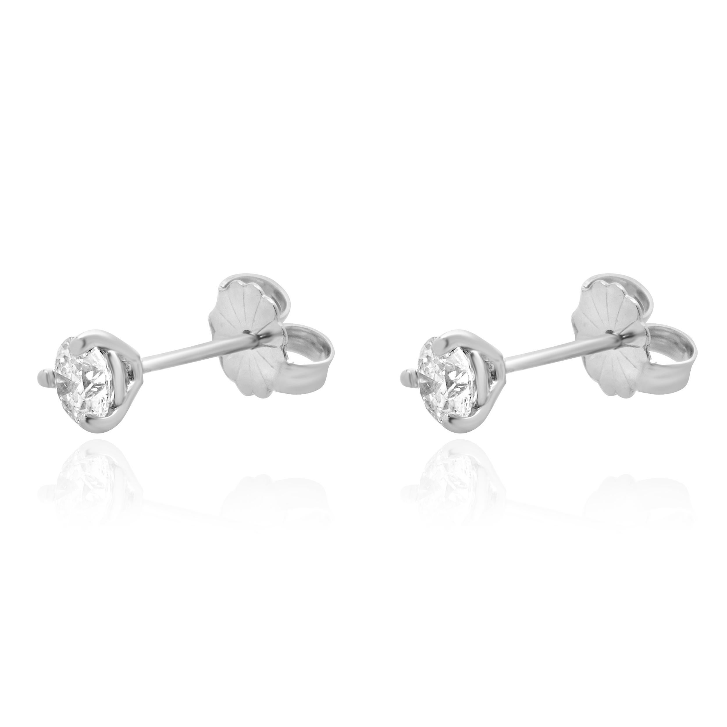 Matériau : Or blanc 14K
Diamants : 2 diamants ronds de taille brillant = 0,50cttw
Couleur : I
Clarté : I2-3
Dimensions : les boucles d'oreilles mesurent environ 4.6 mm.
Fermetures : dos à friction
Poids : 0,71 grammes