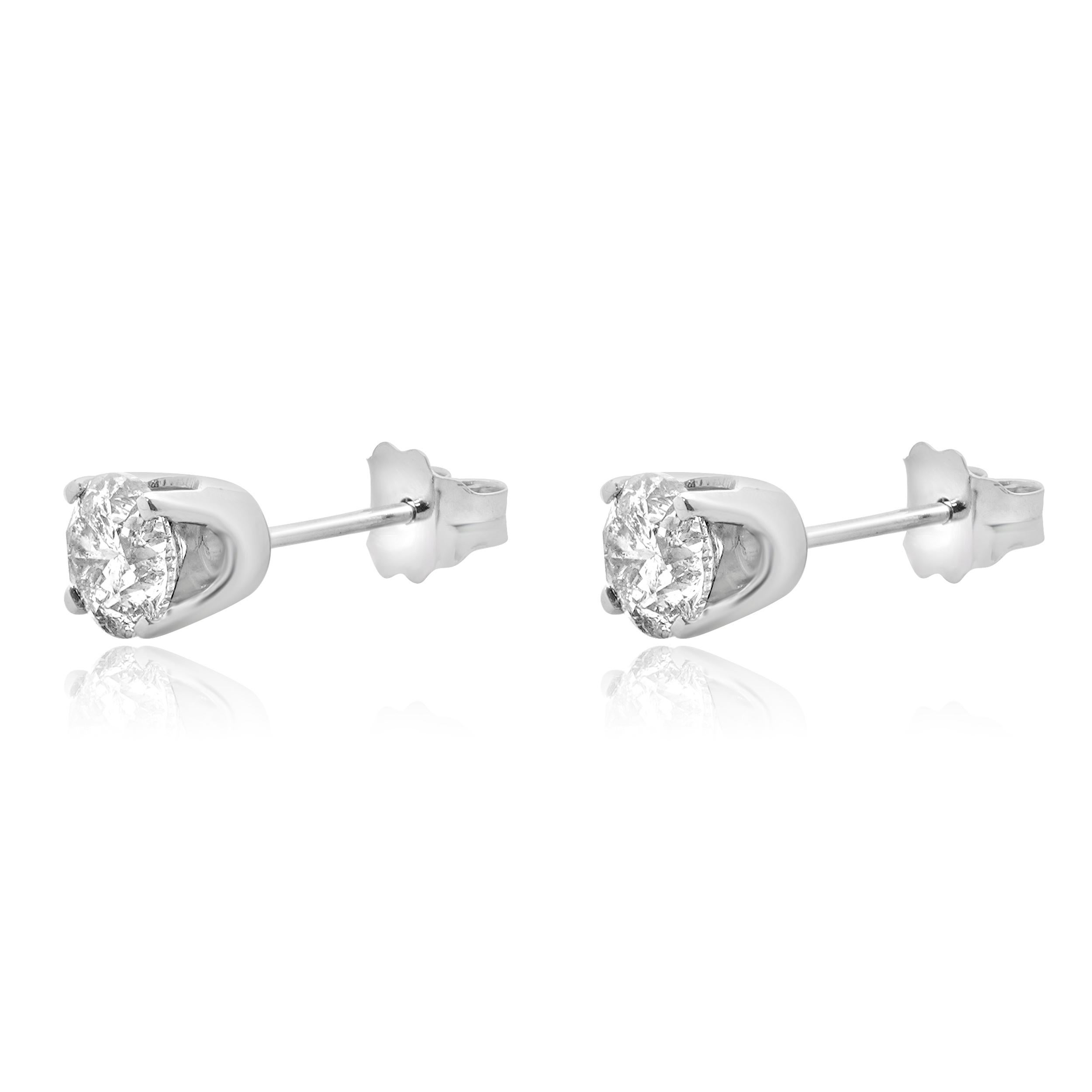 Matériau : Or blanc 14K
Diamants : 2 diamants ronds de taille brillant = 0,90cttw
Couleur : G/H
Clarté : I2
Dimensions : les boucles d'oreilles mesurent environ 4.6 mm.
Fermetures : dos à friction
Poids : 0,82 grammes
