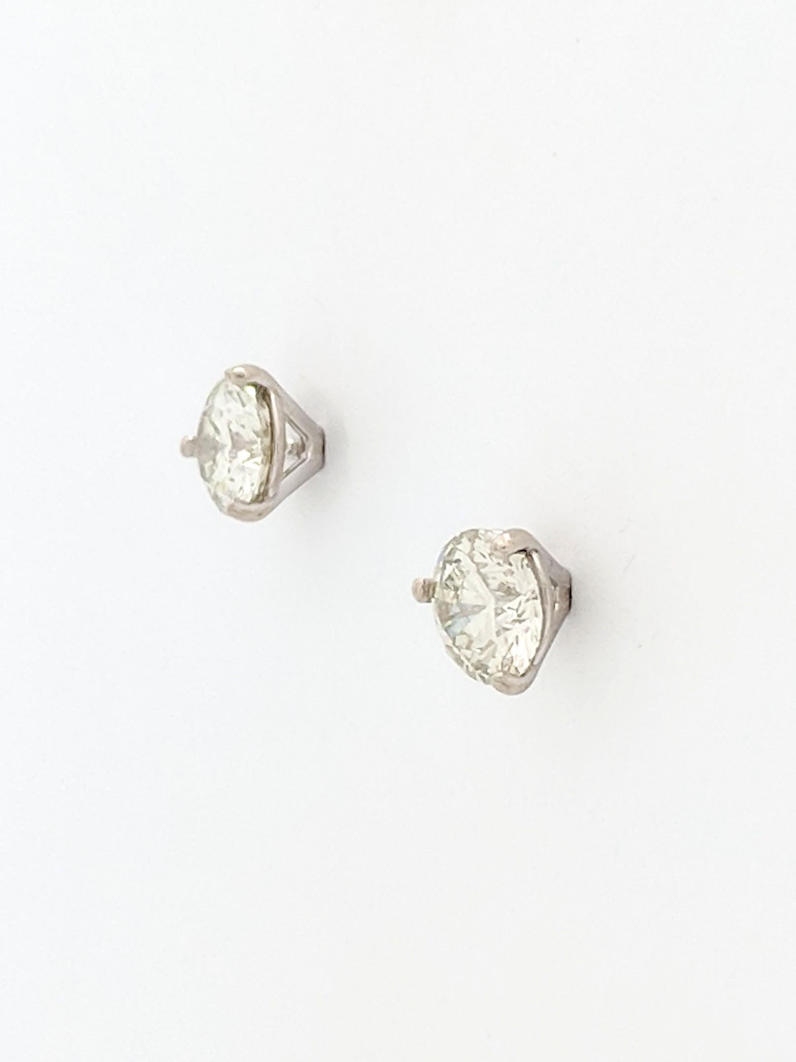 Contemporary 14 Karat White Gold Round Brilliant Cut Diamond Stud Earrings