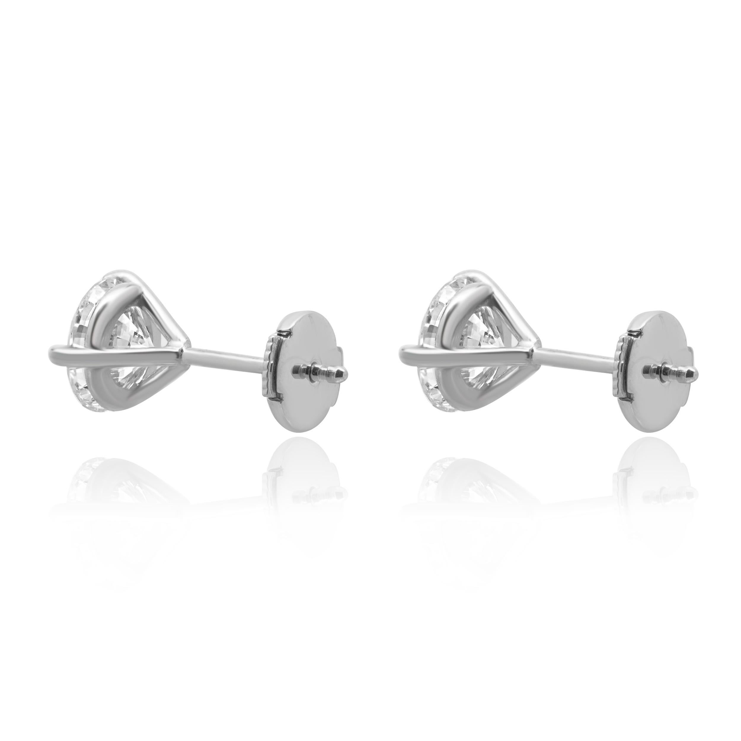 Taille ronde Clous d'oreilles en or blanc 14 carats avec diamants taille brillant rond en vente