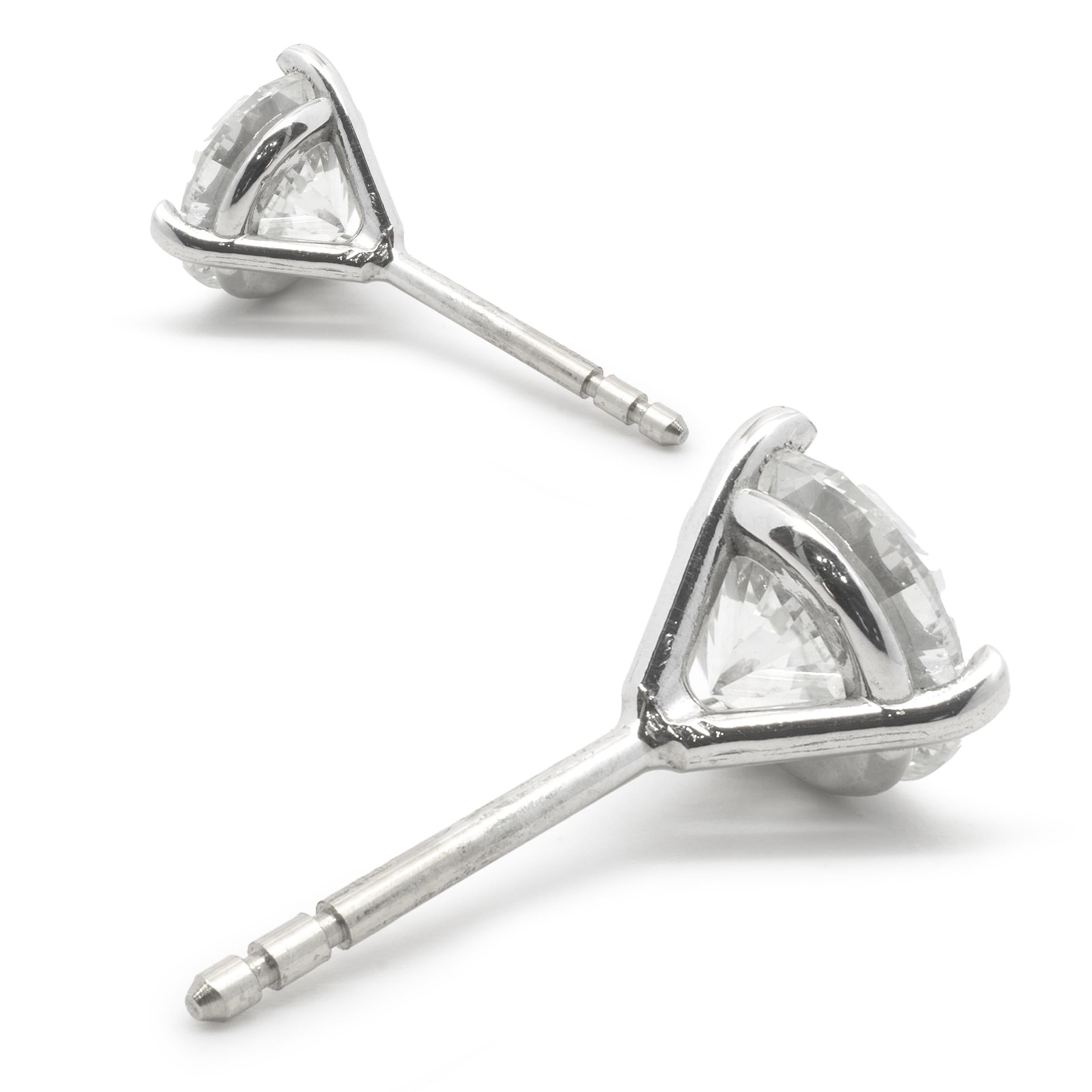 14 Karat Weißgold Ohrstecker mit rundem Diamant im Brillantschliff im Zustand „Hervorragend“ in Scottsdale, AZ