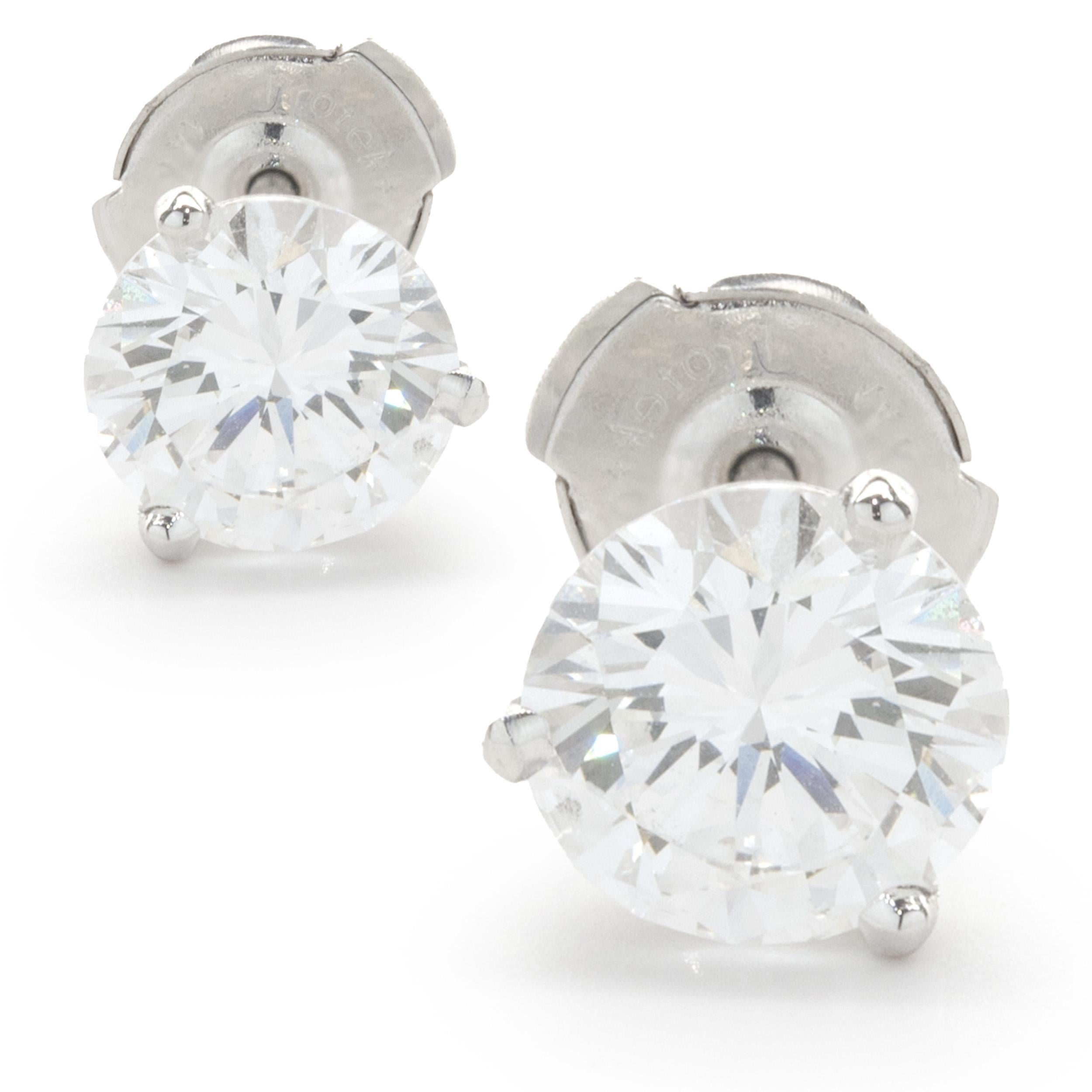 14 Karat White Gold Round Brilliant Cut Diamond Stud Earrings In Excellent Condition In Scottsdale, AZ