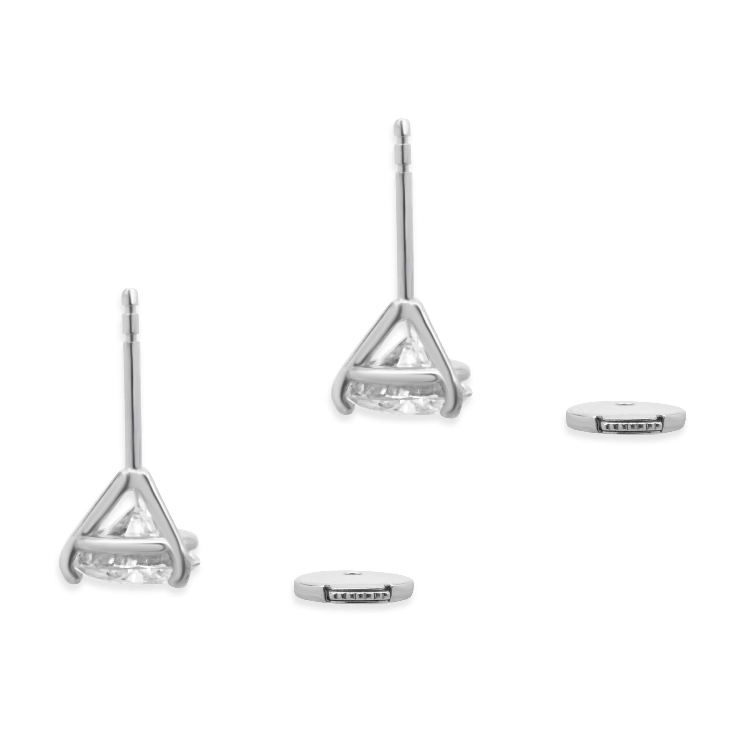 Clous d'oreilles en or blanc 14 carats avec diamants taille brillant rond Excellent état - En vente à Scottsdale, AZ