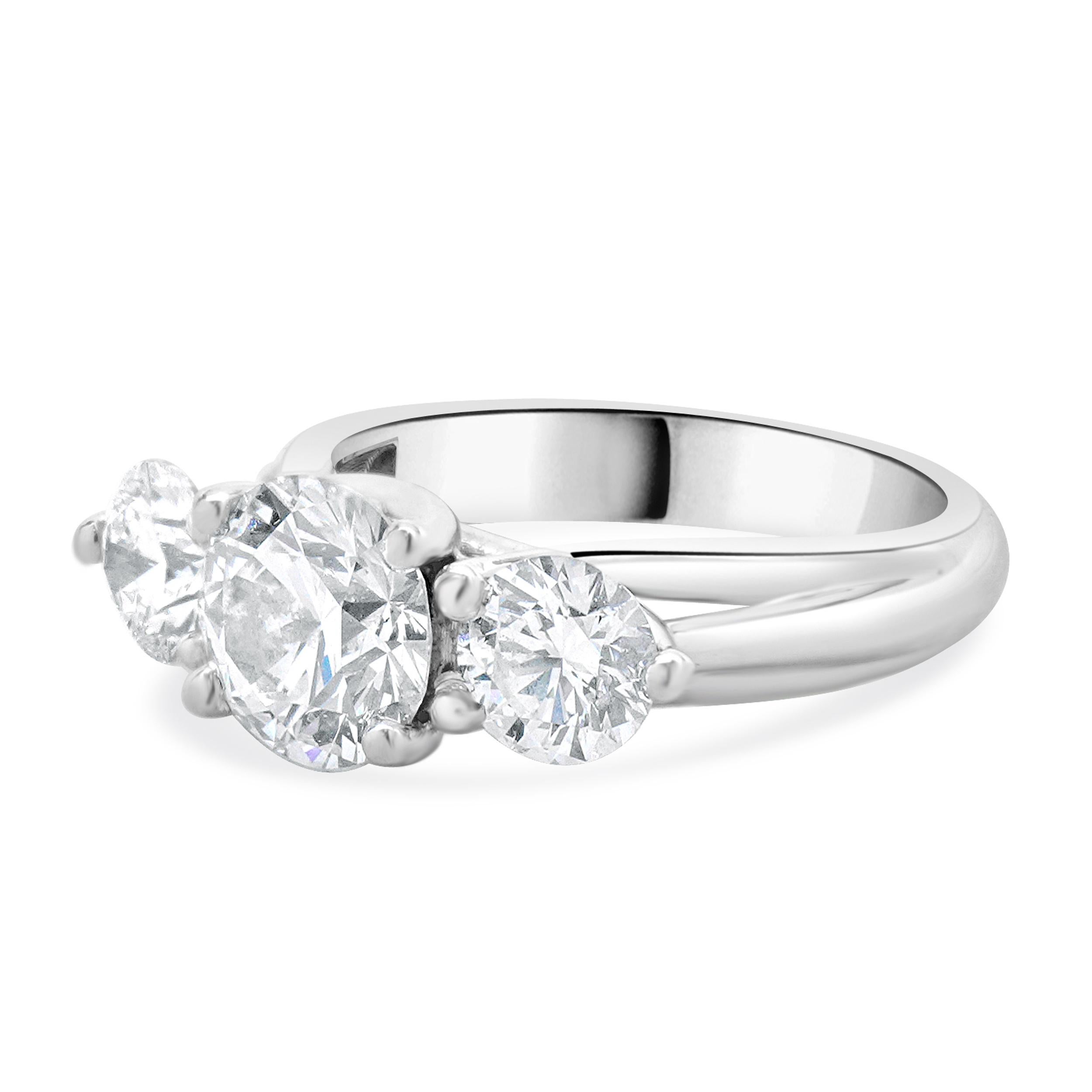 Concepteur : personnalisé
Matériau : Or blanc 18K
Diamant central : 1 diamant rond de taille brillant = 1,53ct
Couleur : H
Clarté : VS2
GIA : 15251789
Diamant : 2 diamants ronds de taille brillant = 1.00cttw
Couleur : G / H
Clarté : VS2
Taille : 5