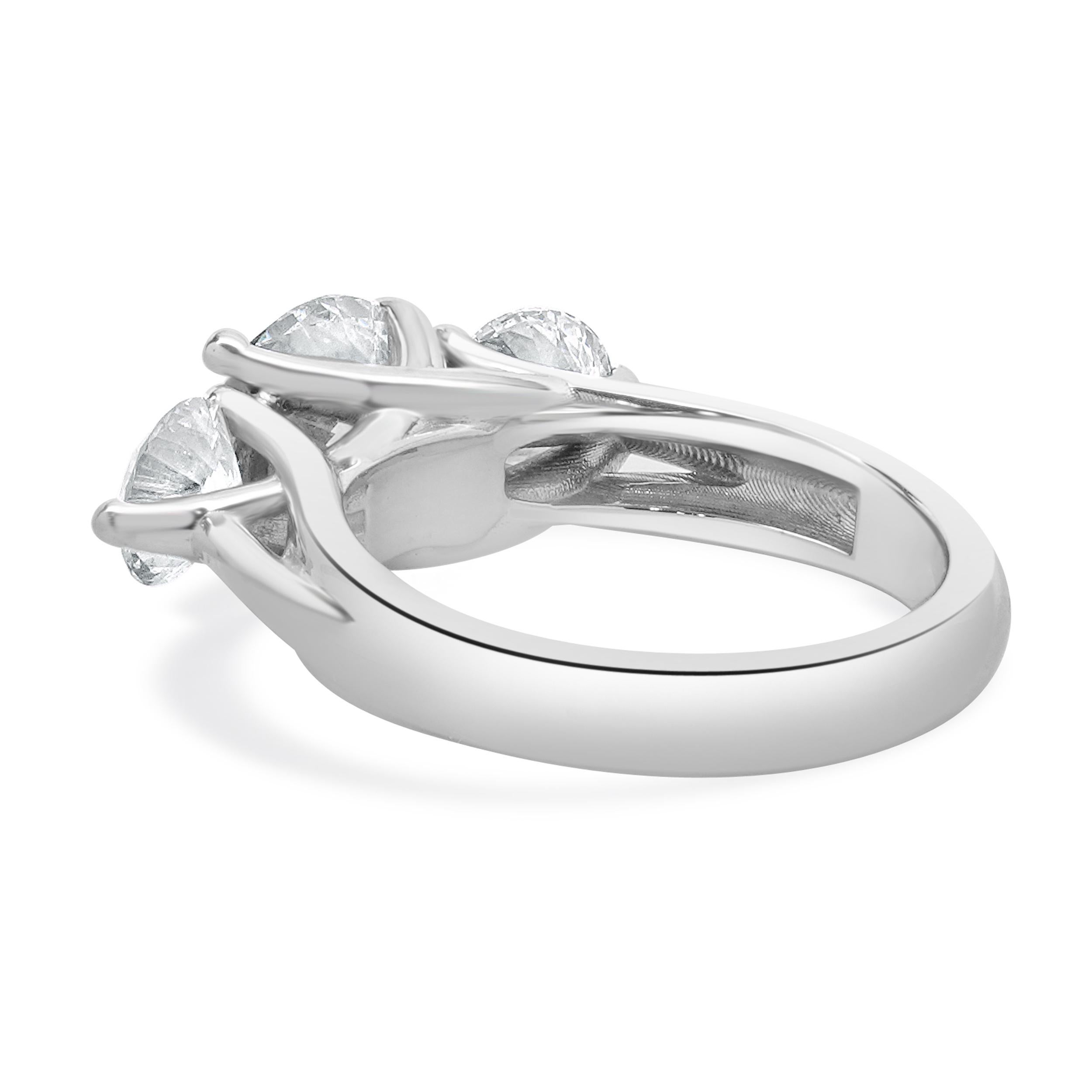 Taille ronde Bague de fiançailles à trois diamants en or blanc 18 carats à taille ronde et brillante en vente