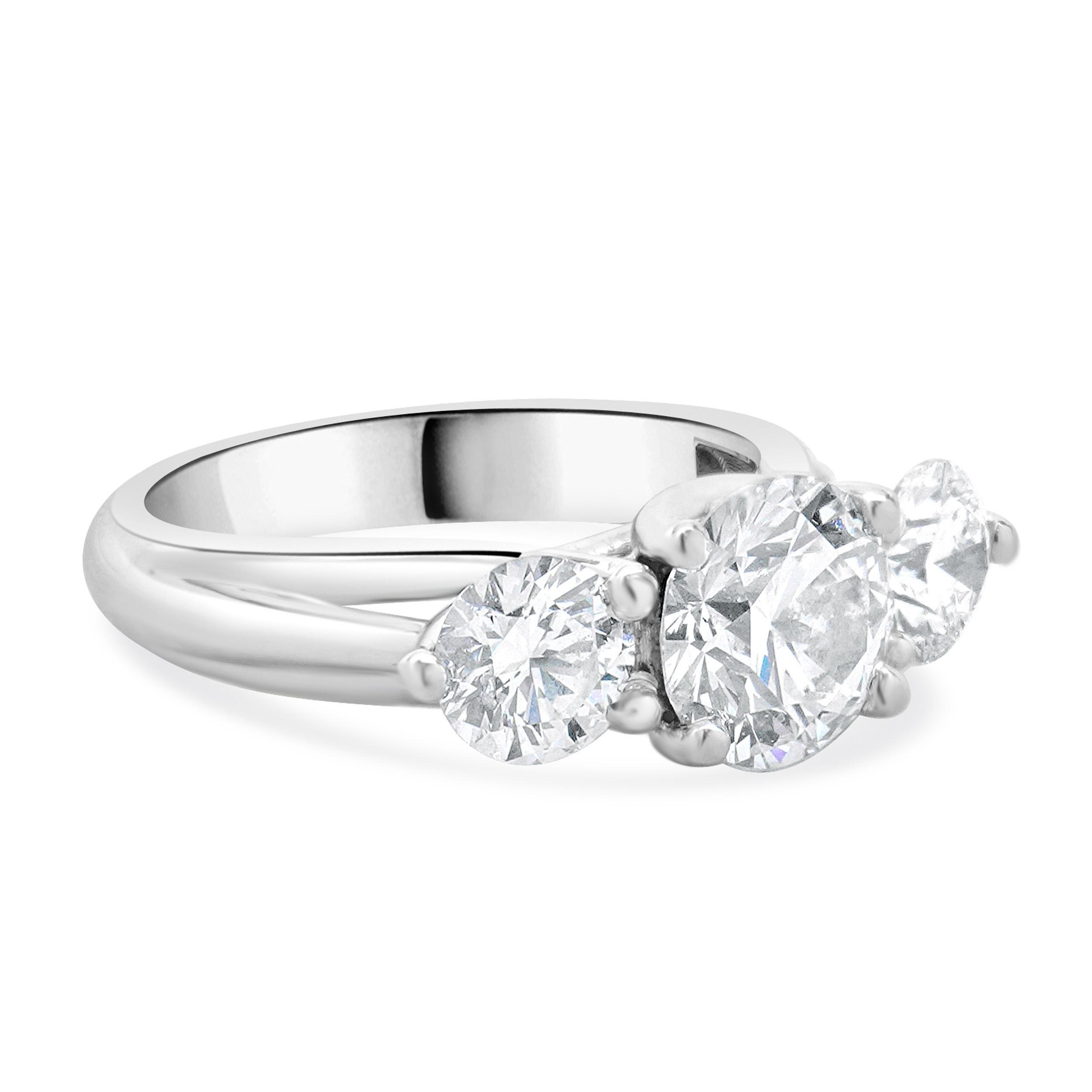 Bague de fiançailles à trois diamants en or blanc 18 carats à taille ronde et brillante Excellent état - En vente à Scottsdale, AZ