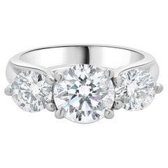 Verlobungsring aus 18 Karat Weißgold mit drei Diamanten im runden Brillantschliff