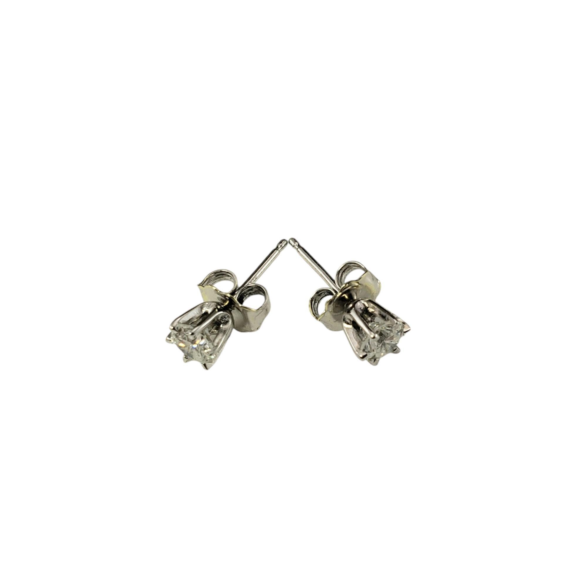 Orecchini con diamanti in oro bianco 14 carati.

Questi scintillanti orecchini a perno presentano ciascuno un diamante rotondo taglio brillante incastonato nel classico oro bianco 14K.  Chiusure push back.

Peso totale approssimativo dei diamanti: