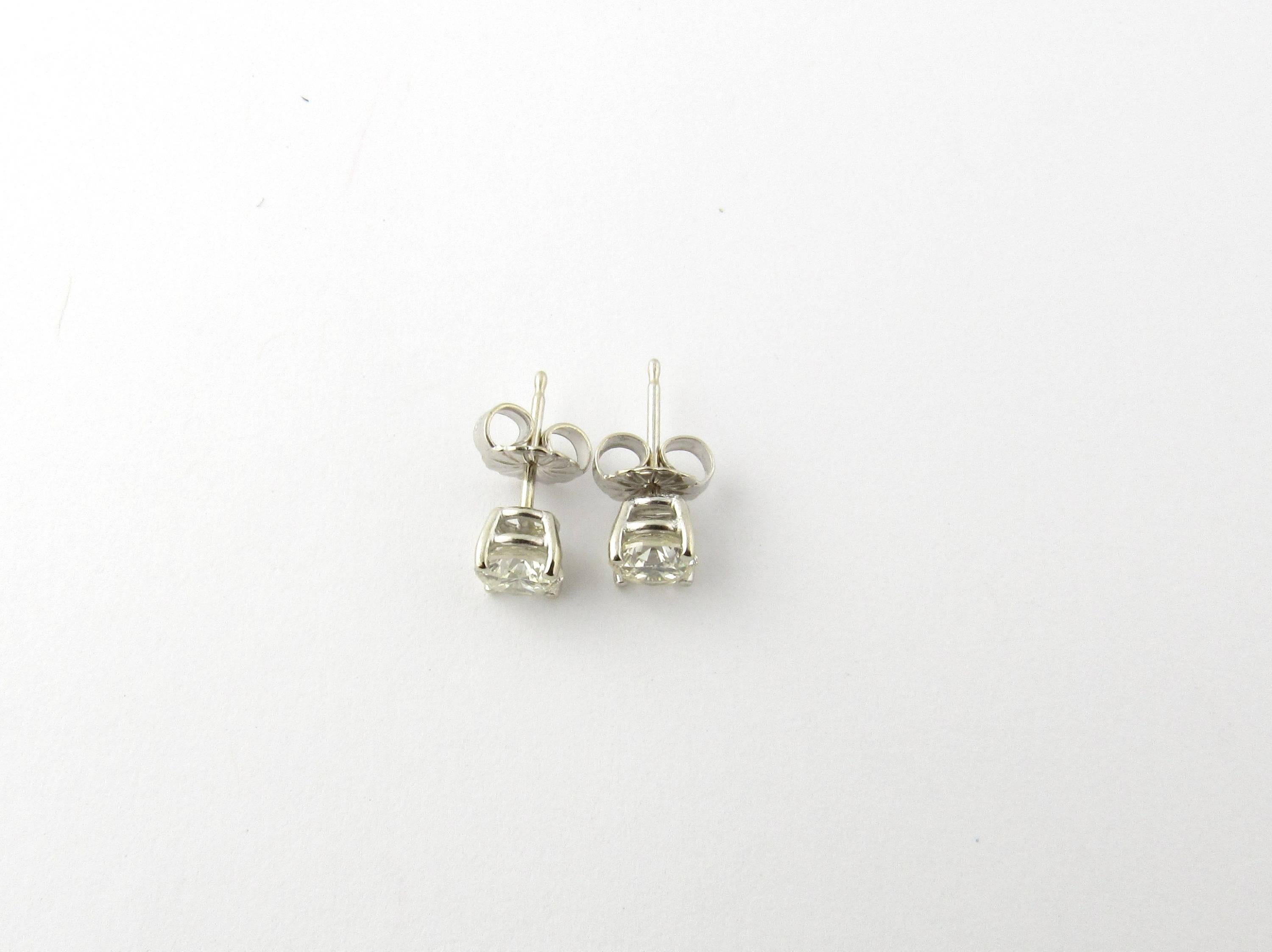 Vintage 14K White Gold Round Brilliant Diamond Stud Earrings .90 cts

These beautiful diamonds studs are set in 4 prongs of white gold.

Diamonds are approx. .44 and .46 carats each.

SI1 clarity, K color.

Approx. 13 mm from front to back

Marked